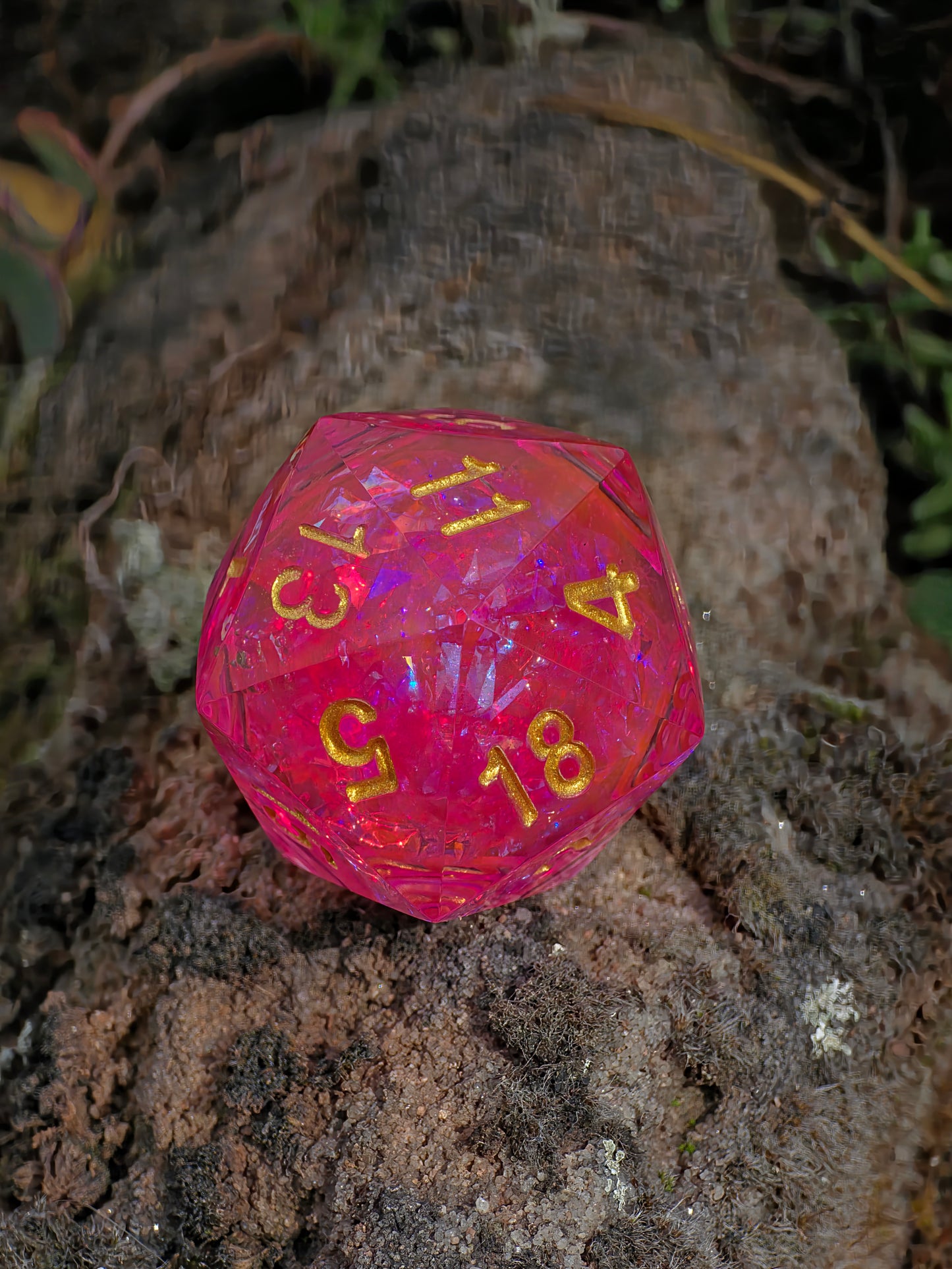 Polyedrischer Liquid Core D20 Würfel 35mm – Pink Gold Chonk Würfel – Handgemachter Resin W20 für DnD, TTRPG Glitzer Diamant