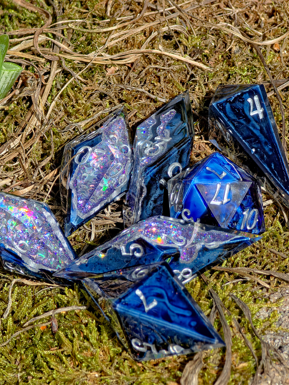 Celestial Sapphire – Shattered Starlight Blue Galaxy Geode Würfelset – 7-teiliges DnD Dice Set | Funkelnde Kristall Würfel in Dunkelblau & Silber | Handmade Resin Dice