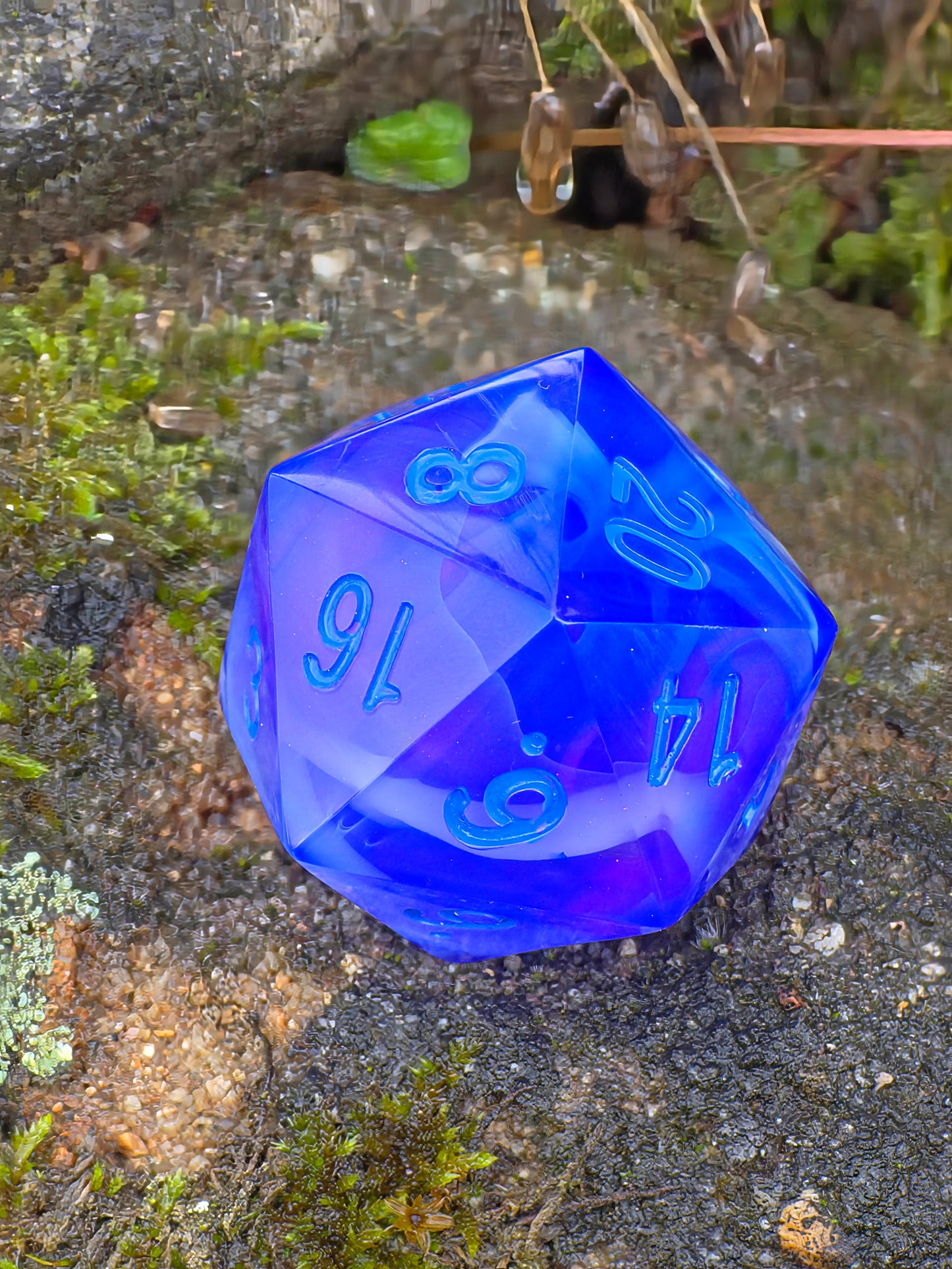 Polyedrischer Ozean Blau & Nebel Effekt D20 Würfel 35mm – L Format Chonk Dice | Handgemachter RPG Würfel in Blau Violett, Galaxy Dice,dnd
