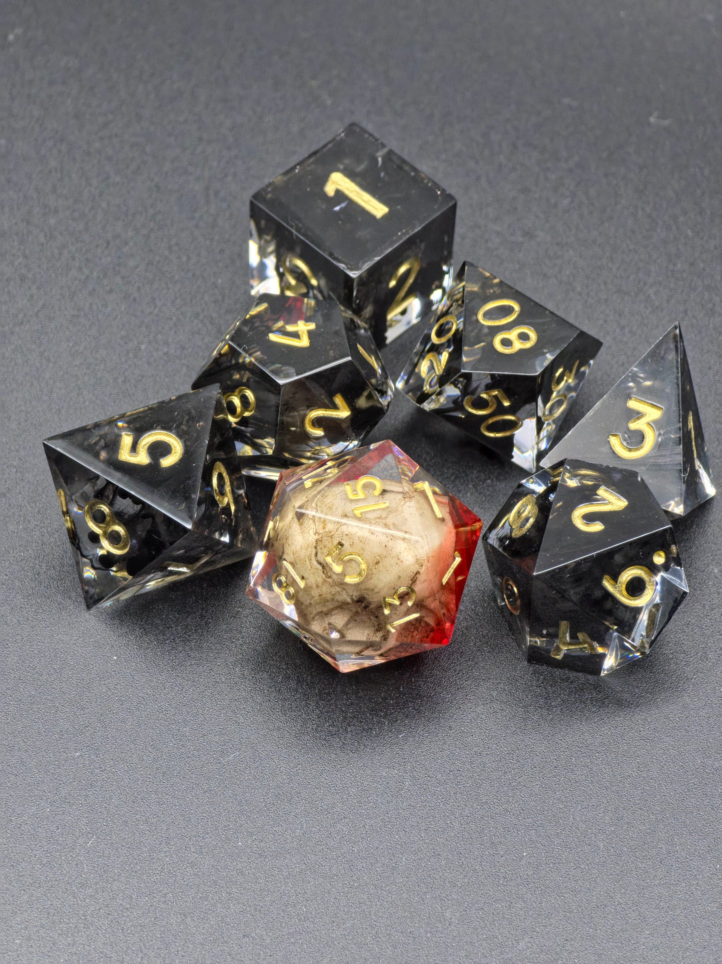 Relic of the Fallen – 7-teiliges DnD Würfelset mit eingebettetem Schädel im D20 | Schwarze Resinwürfel mit Goldzahlen | Polyhedral Dice Set TTRPG