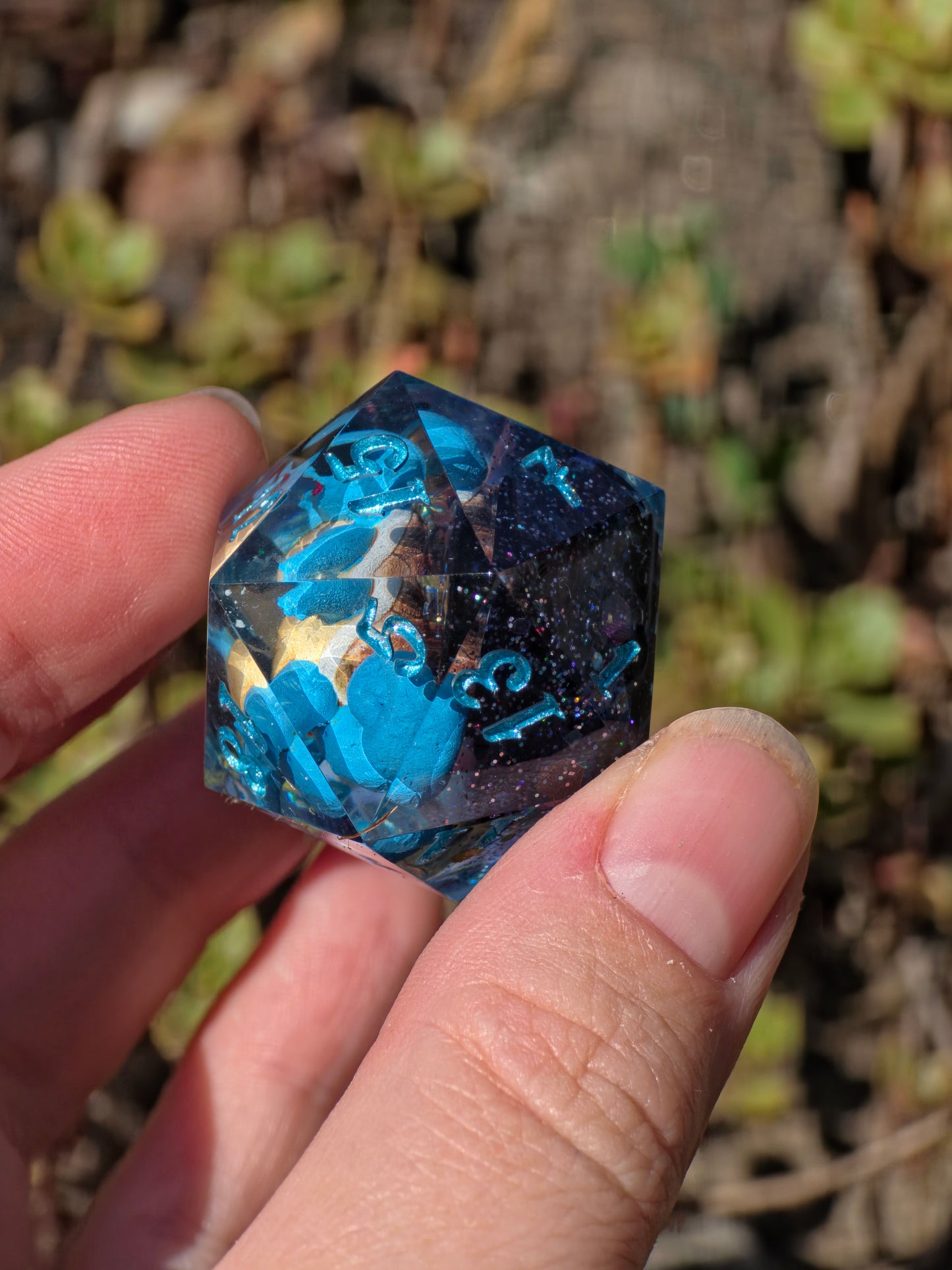 🌟Shiggy – Galactic Vacation D20 35 mm – Pokémon-inspirierter Galaxy Resin Würfel mit Sonnenbrille | Handgefertigter Chonk DnD Würfel