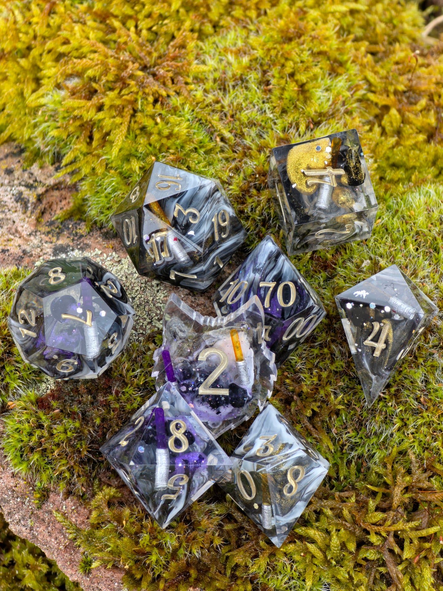 Polyedrisches Würfelset „Void Sabers“ – Handgemachte Resinwürfel mit Lichtklingen & Nebeleffekt | 8-teiliges DnD TTRPG Set