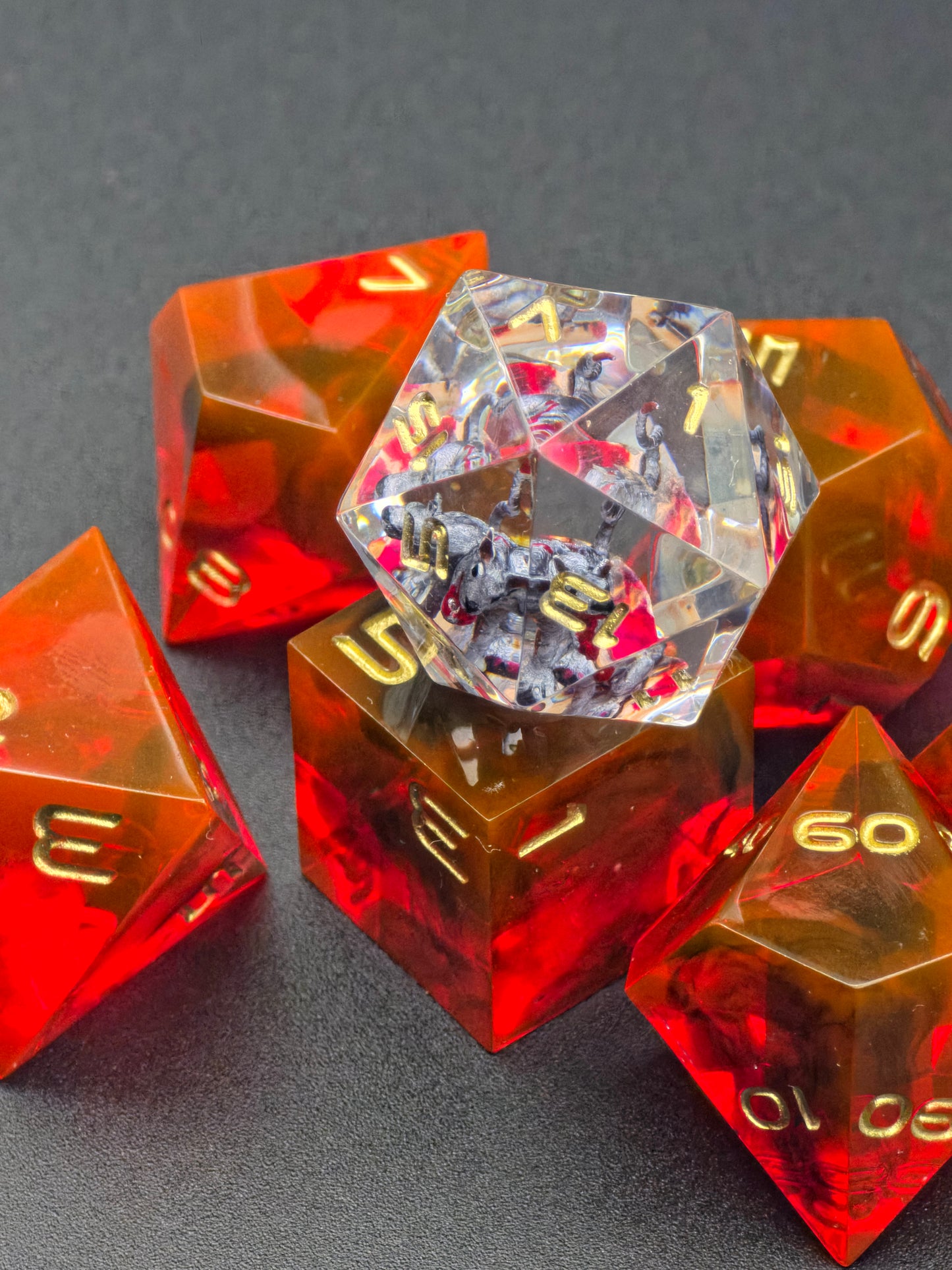 Handgemachtes DnD Würfelset „Blood Cerberus“ – Resin Dice Set 7-teilig | D20 mit Cerberus | Rot Schwarz | Sharp Edge | Goldene Zahlen | RPG Würfel