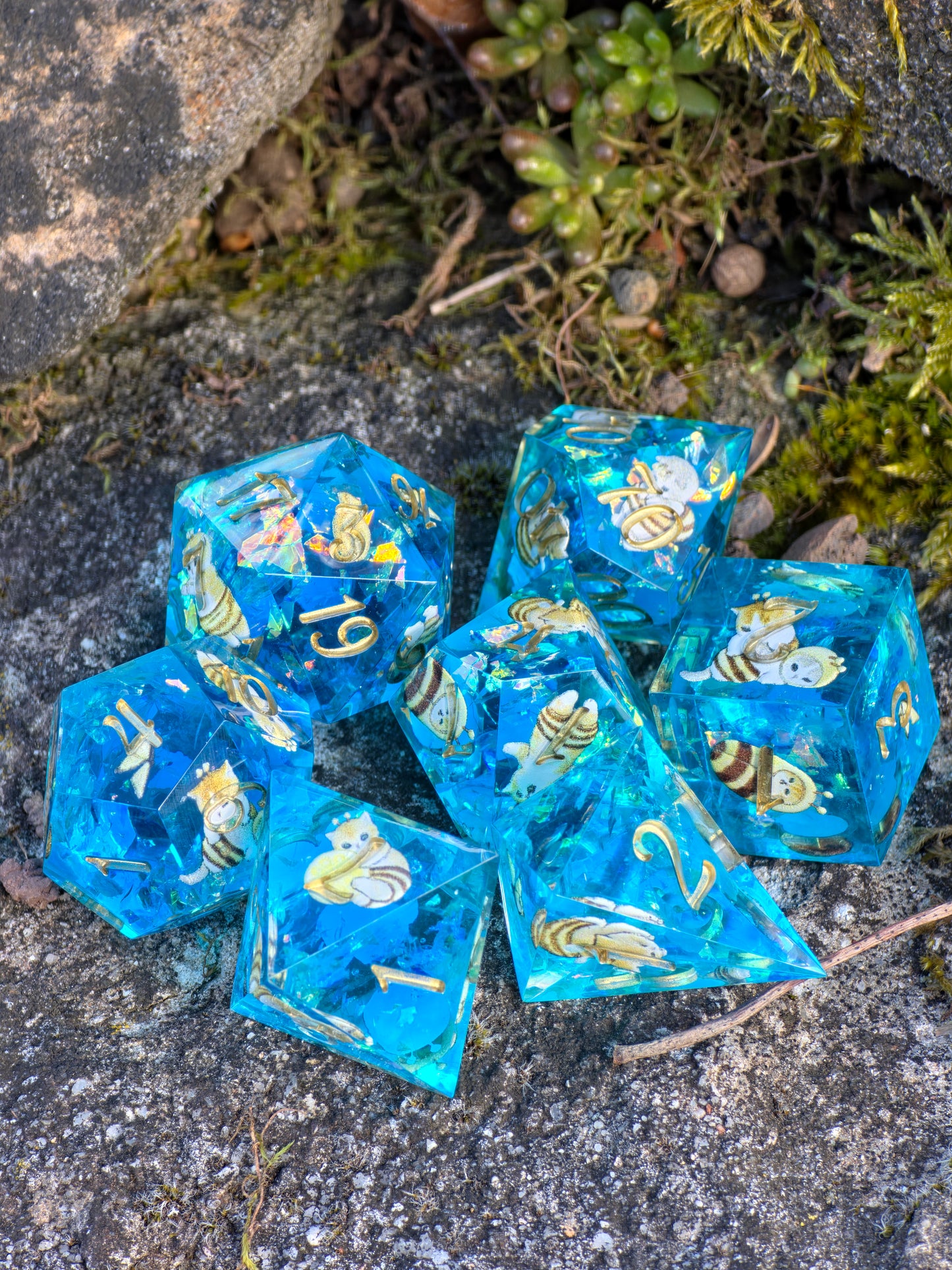 Bee Cat Dice Set – Süße Resin DnD Würfel mit Katzen & Bienen, 7er TTRPG Dice Set, Cute Handmade Dice, Fantasy Dice Set