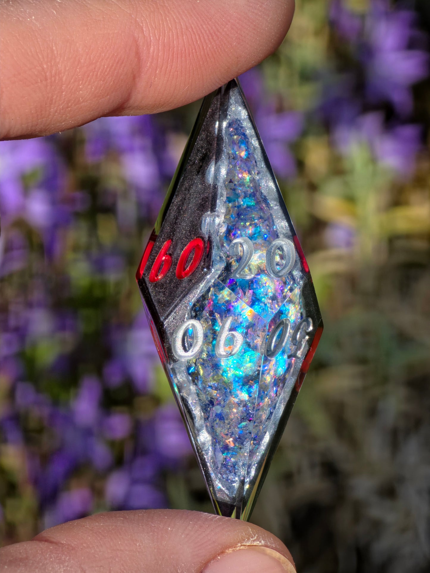 Geode Style Elongated Dice Set – Handgemachte Sharp Edge Würfel mit Opal-Kristallen, Rot-Silber Zahlen, Fantasy DnD Resin Dice (Eléras of Argent)