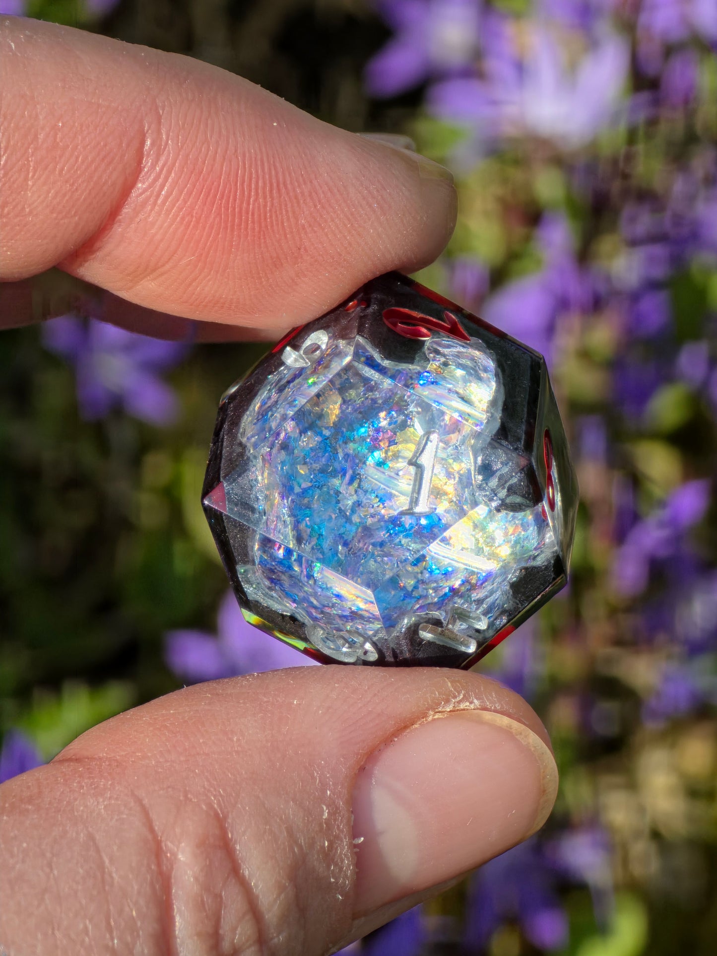 Geode Style Elongated Dice Set – Handgemachte Sharp Edge Würfel mit Opal-Kristallen, Rot-Silber Zahlen, Fantasy DnD Resin Dice (Eléras of Argent)