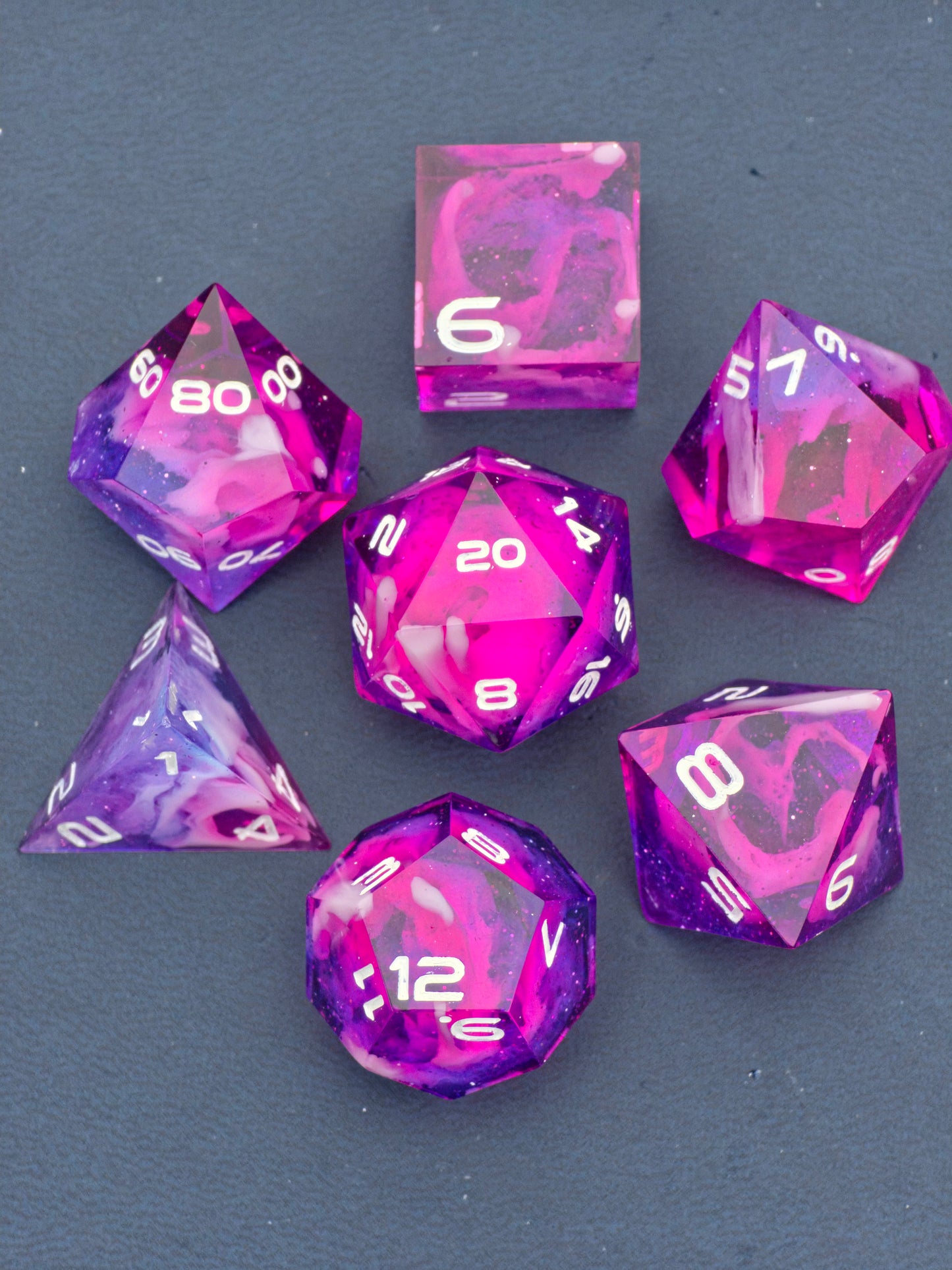 Polyedrisches Würfelset „Starflare Cloud Galaxy“ – Handgemachte Resinwürfel pink-violett mit Galaxy & Cloud Nebula Effekt | DnD Dice Set TTRPG