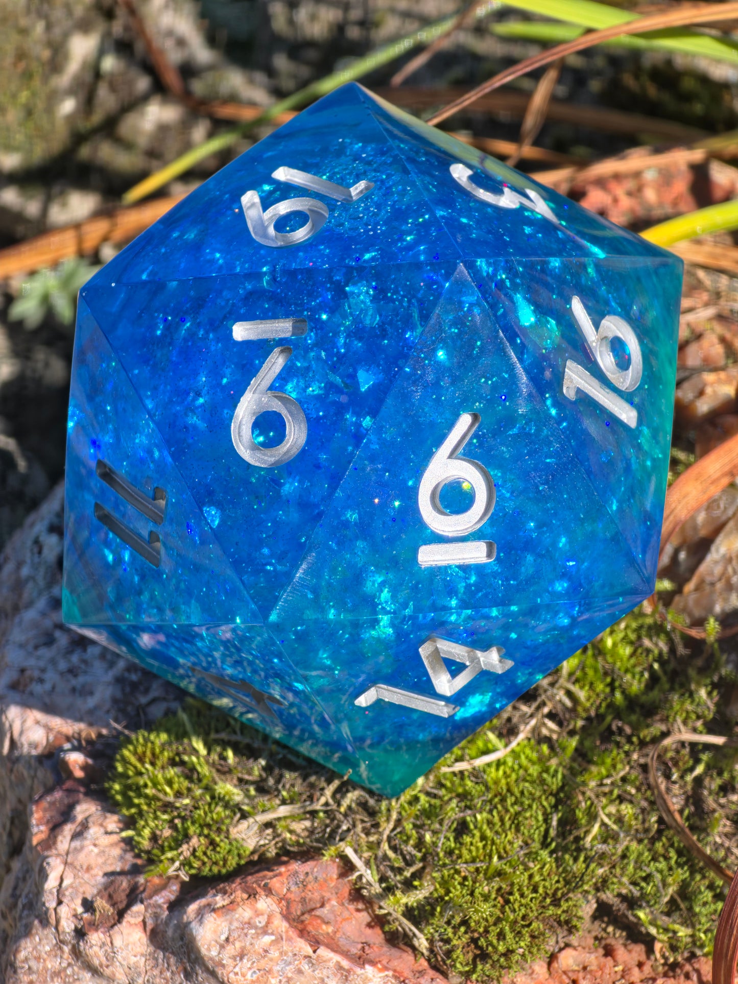 Polyedrischer Jumbo D20 Liquid Core Würfel 100 mm – Ocean Blue Türkis Glow Dice | Handgemachter XXL Resin Würfel mit Liquid Core Flüssig