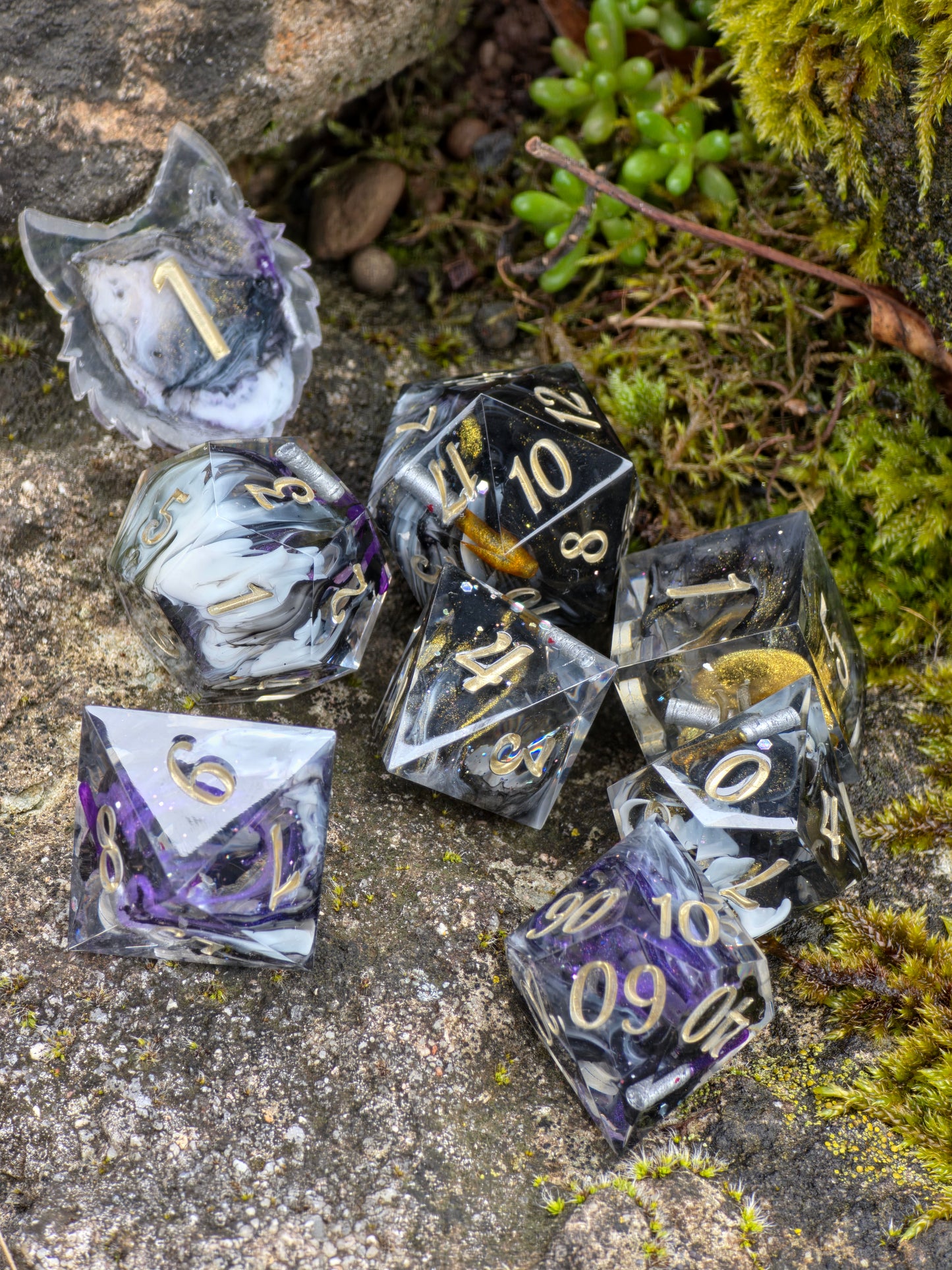 Polyedrisches Würfelset „Void Sabers“ – Handgemachte Resinwürfel mit Lichtklingen & Nebeleffekt | 8-teiliges DnD TTRPG Set
