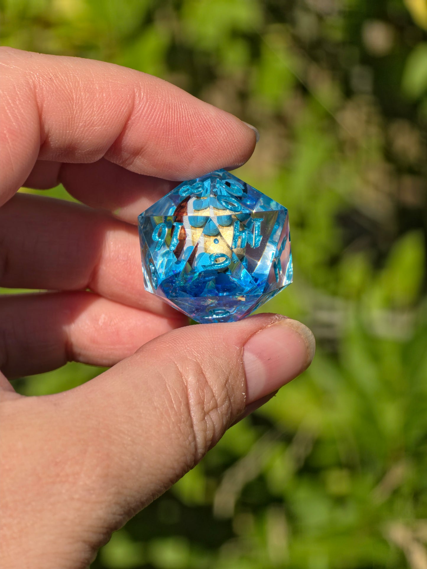 🌟Shiggy – Azure Tide D20 28 mm – Pokémon-inspirierter Resin Würfel in Deep Ocean Blue | Metallisch Himmelblaue Zahlen
