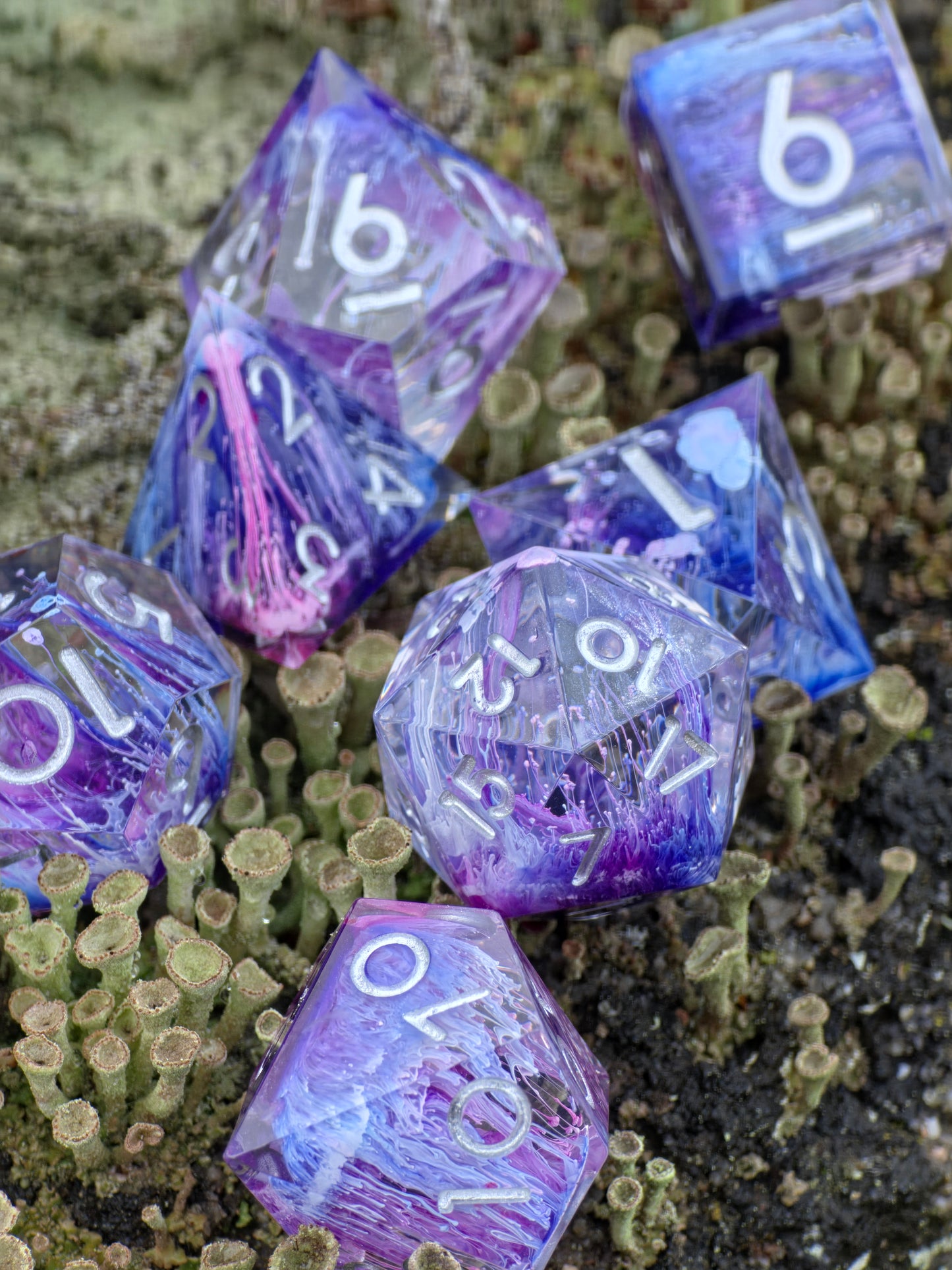 Nebula Bloom – Handgemachtes DnD Würfelset violett mit Petri Effekt und silbernen Zahlen | 7-teiliges Polyhedral Set | TTRPG Dice | Artisan Resin Dice
