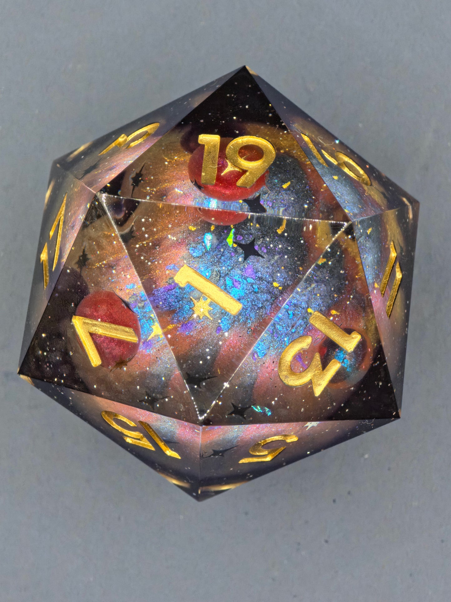Großer Polyedrischer D20 „Celestial Sphere“ 55 mm – Handgefertigter Premium-Resinwürfel mit 4 Planeten & Galaxy Effekt | Einzelstück | DnD