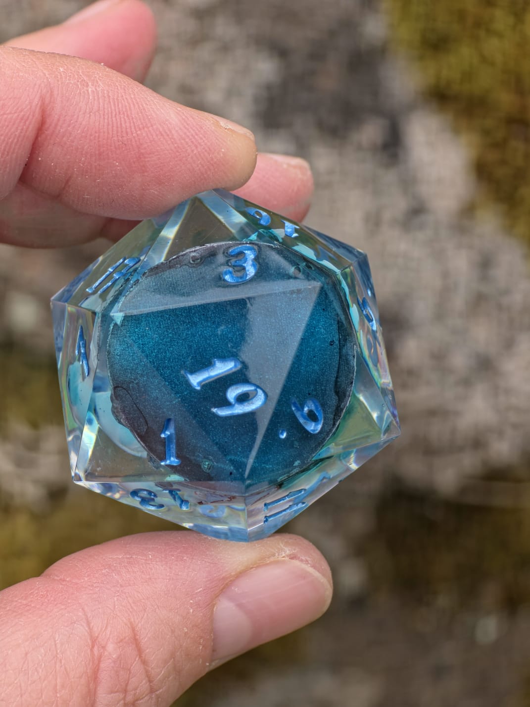 Tagesschatten D20 40mm – Handgemachter Resin Dragon Dice inspiriert von Drachenzähmen leicht gemacht, Fantasy Würfel mit Drache (Sarah)