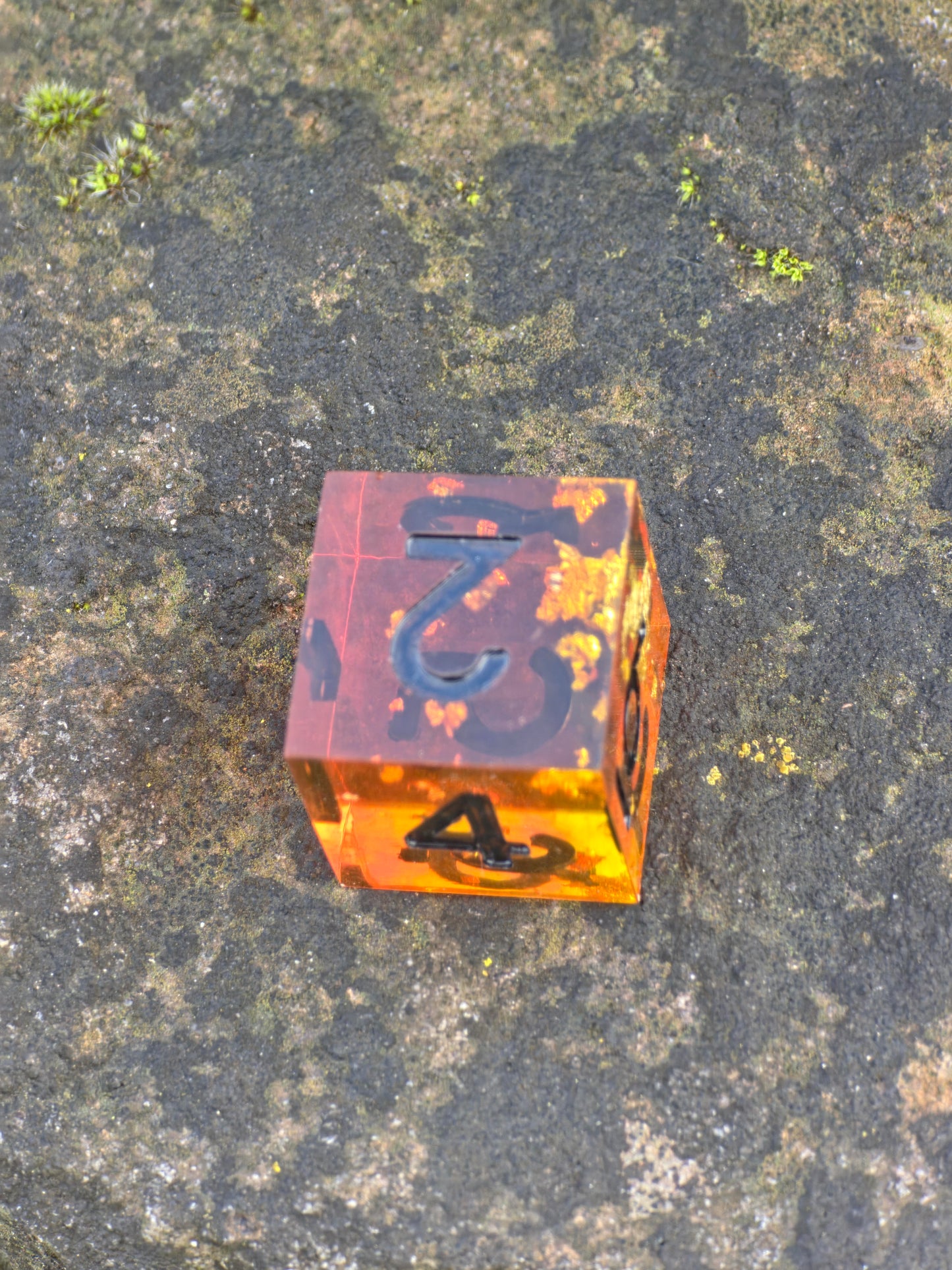 Einzelner D6 „Bernstein Fragment“ – Handgemachter Resinwürfel amber-orange mit Goldflakes | Standardgröße | DnD Dice TTRPG