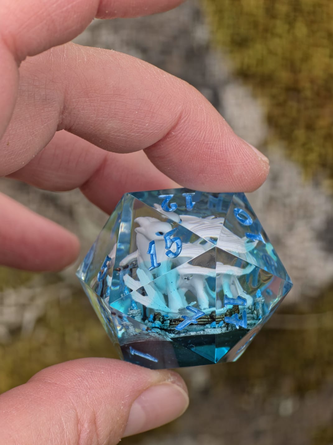Tagesschatten D20 40mm – Handgemachter Resin Dragon Dice inspiriert von Drachenzähmen leicht gemacht, Fantasy Würfel mit Drache (Sarah)