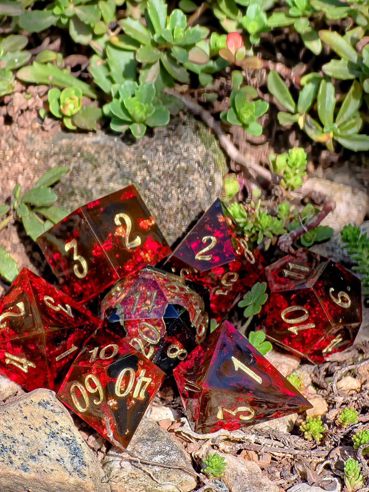 Crimson Inferno – Heart of the Volcano Ruby Lava Geode Würfelset – 7-teiliges DnD Dice Set | Rubinrote Resin Würfel mit Gold & schwarzen Wirbeln | Handmade Fantasy Dice