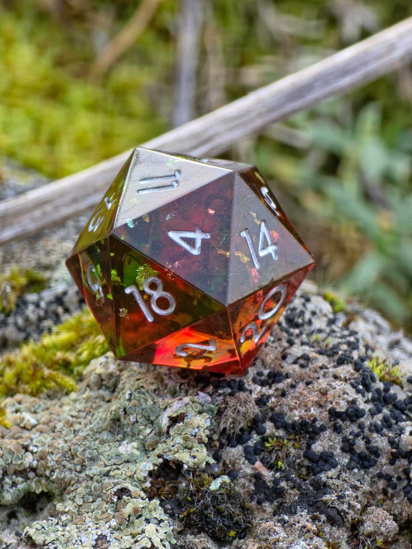 Einzelner Polyedrischer D20 – Lava Effekt Rot Grün Transparent | Handgemachter Resinwürfel Standardgröße | DnD Dice Pen and Paper TTRPG Fantasy Würfel