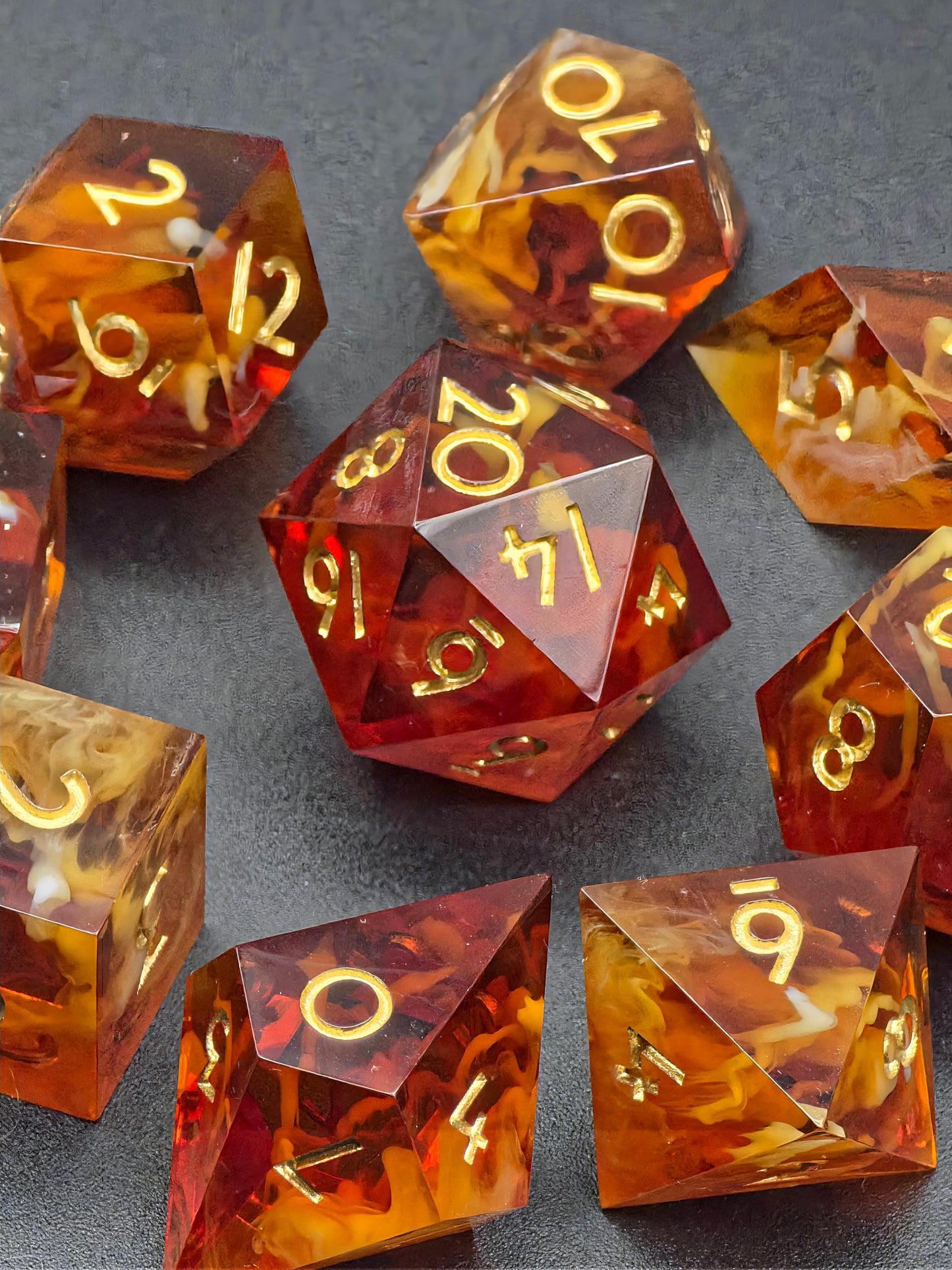 Caramel Ember Nebula – Polyedrisches Würfelset | Amber-Karamell Cloud Effekt | Handmade Resin DnD Dice Set mit goldenen Zahlen | TTRPG Würfel