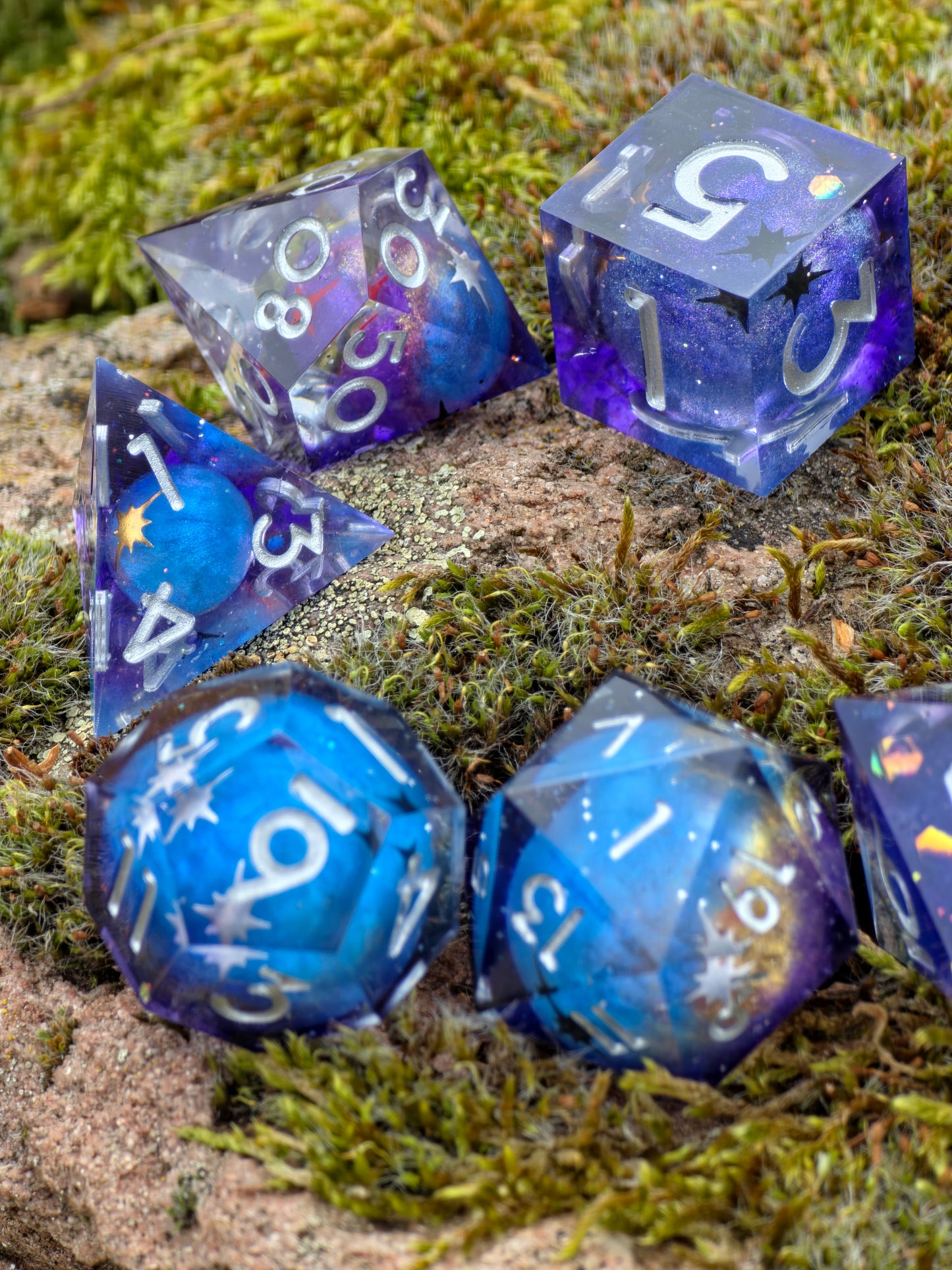 Polyedrischer Planeten Kosmos DnD Würfelset 7 Stück – Galaxy Blue Universe Dice | Handgemachte Resin Würfel mit Planeten Pen&Paper TTRPG
