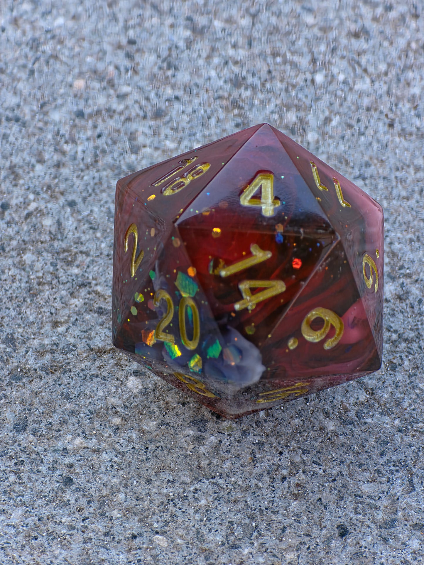 Polyedrischer D20 Chonk Würfel 35mm – Blood Mist Dice | Handmade DnD Würfel | Rot Weißer Nebel Gold – Gothic Fantasy Dice