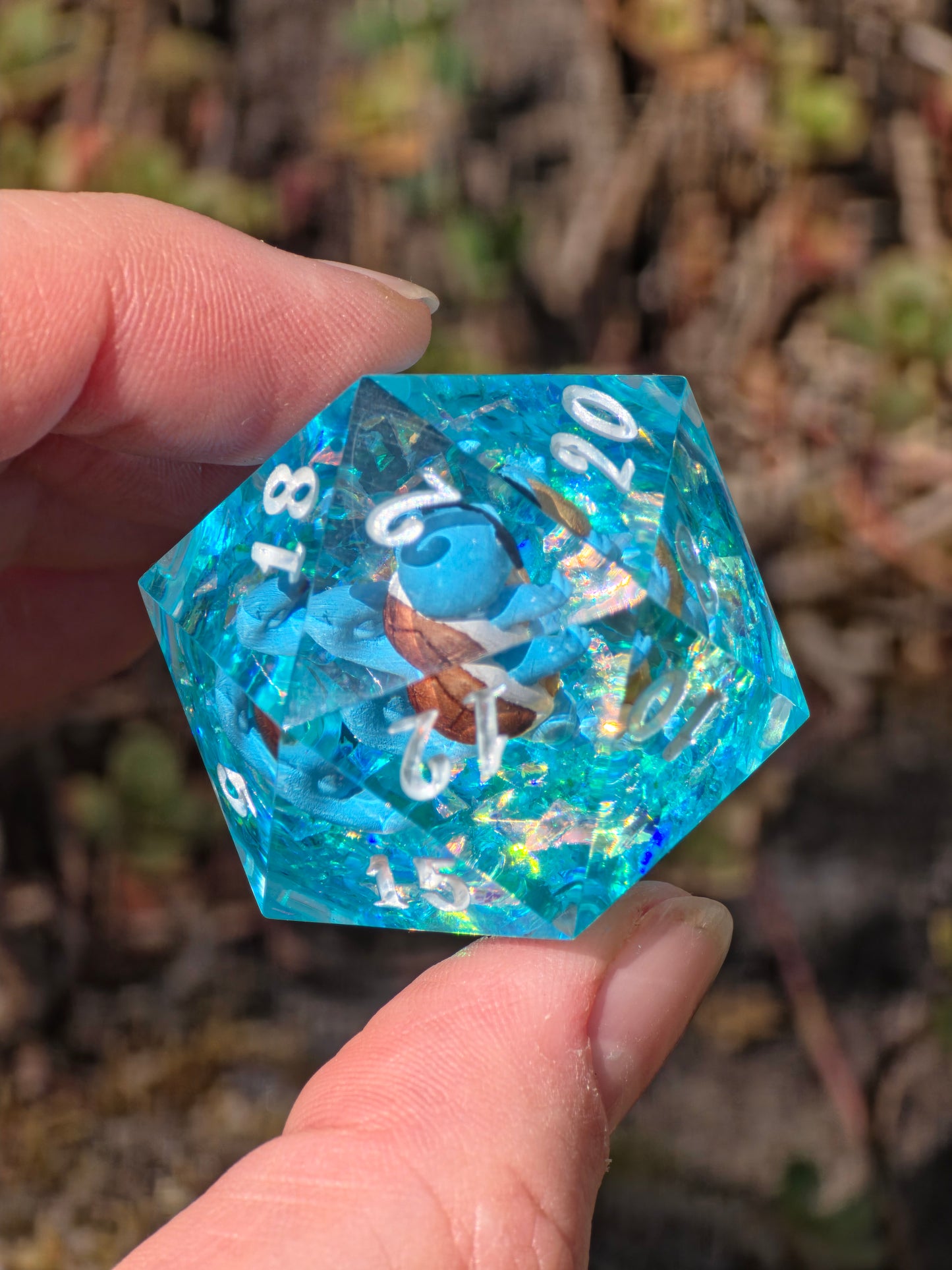 Shiggy – Summer Splash D20 40 mm – Pokémon-inspirierter Resin Würfel mit Sonnenbrille XL DnD Sammlerwürfel