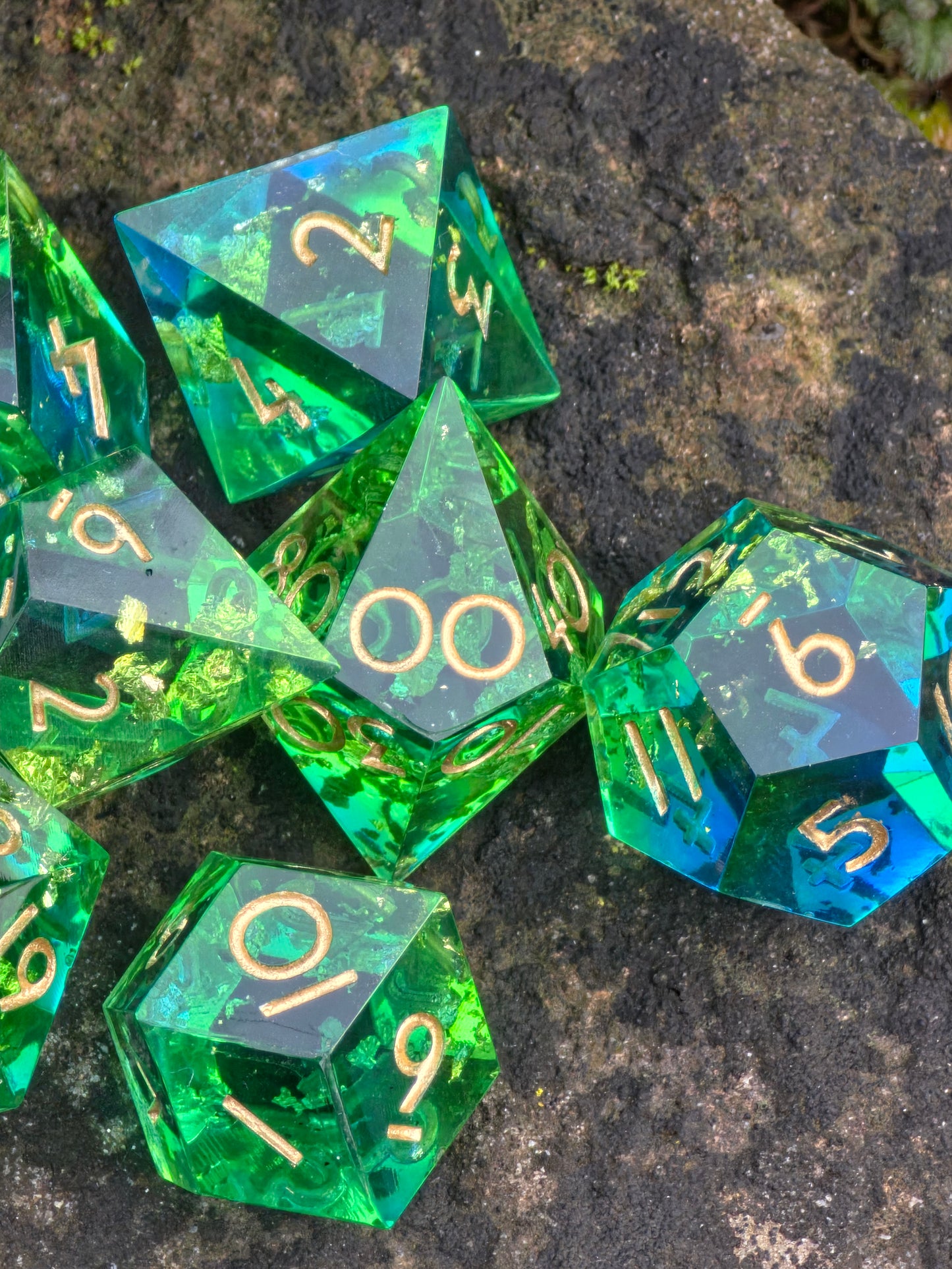 Handgemachtes Polyedrisches Würfelset „Emerald Tide“ – Grün Blau Resin Dice mit Goldflakes | DnD Dice Set | TTRPG | Pen and Paper | Transparent Magic Dice