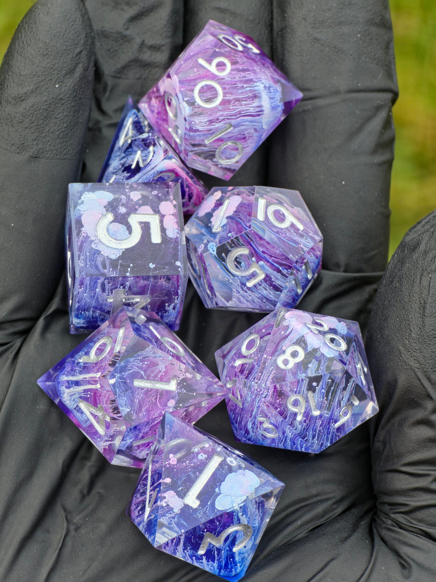 Nebula Bloom – Handgemachtes DnD Würfelset violett mit Petri Effekt und silbernen Zahlen | 7-teiliges Polyhedral Set | TTRPG Dice | Artisan Resin Dice