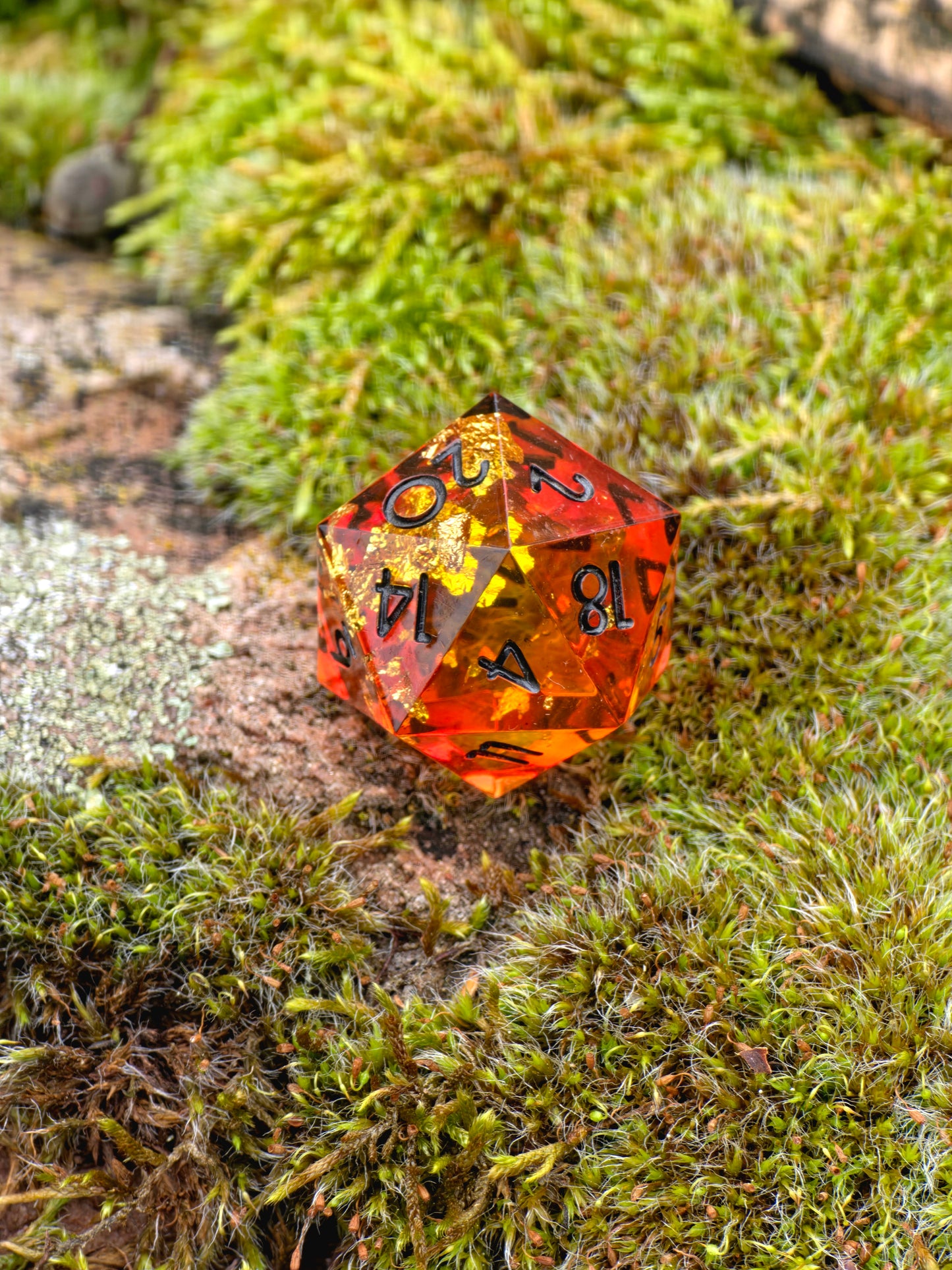 Polyedrischer Einzelner D20 – Amber Bernstein Stil | Handgemachter Resin W20 Würfel in Gold Orange Transparent mit Blattgold | Standardgröße
