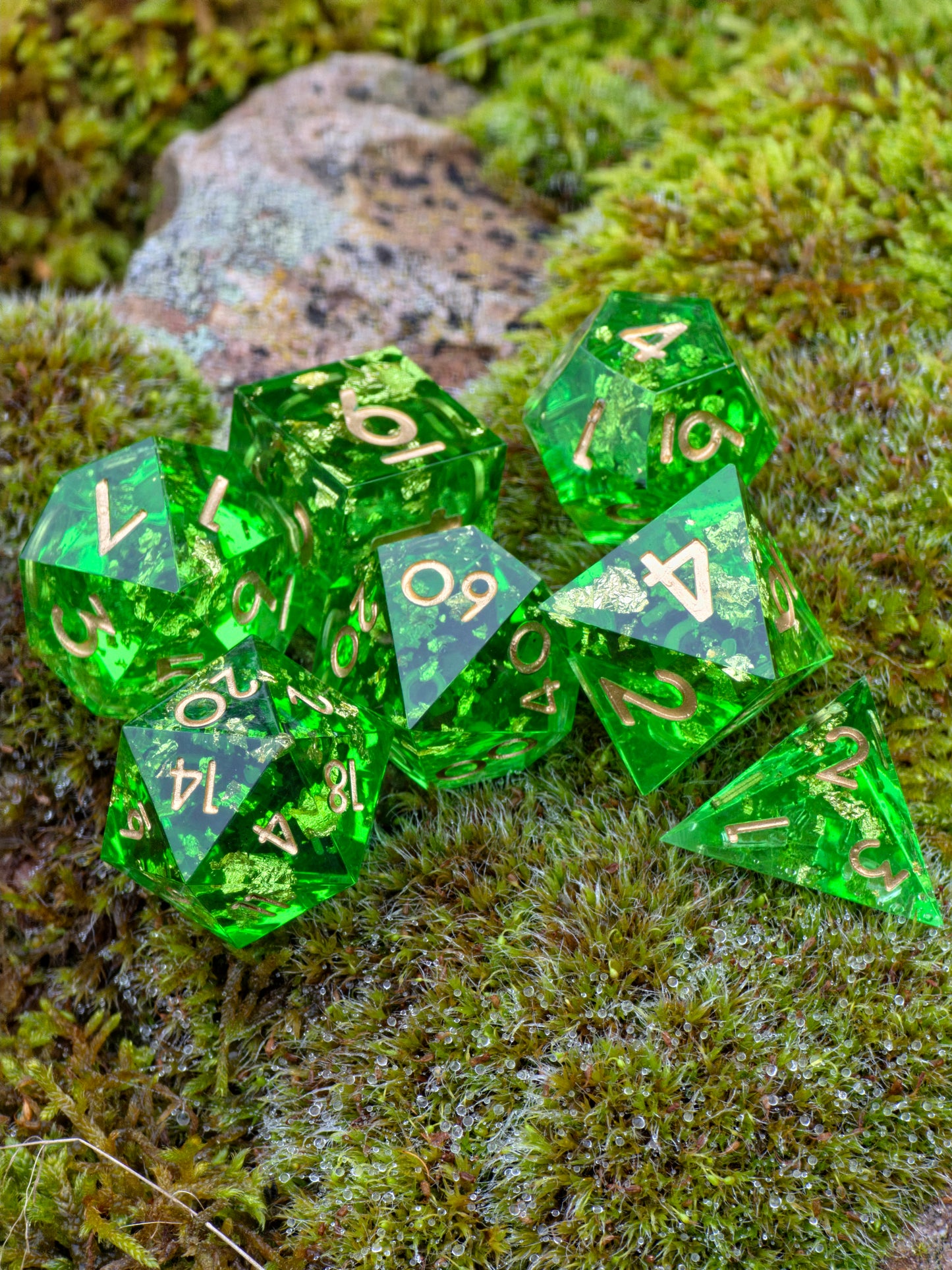 Polyedrisches Würfelset „Emerald Treasure“ – Handgemachte Resinwürfel in Smaragdgrün mit Goldflocken | DnD Dice Set Pen and Paper TTRPG | Edelstein Würfel mit Spiegelglanz