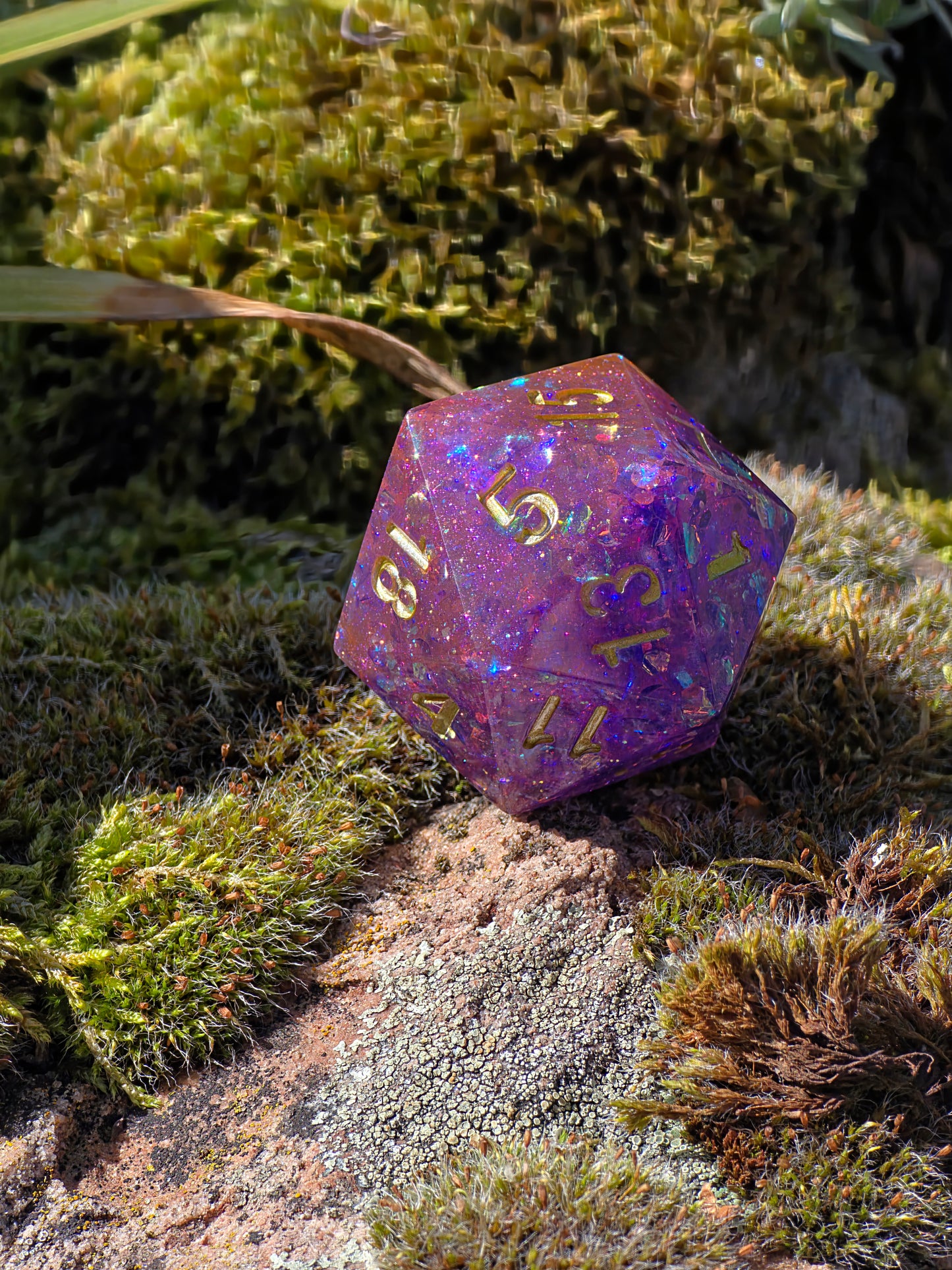 Polyedrischer D20 Würfel 35mm – L Format Chonk Dice | Handgemachter RPG Würfel in Violett Rosa mit Galaxy Schimmer & Goldzahlen für DnD