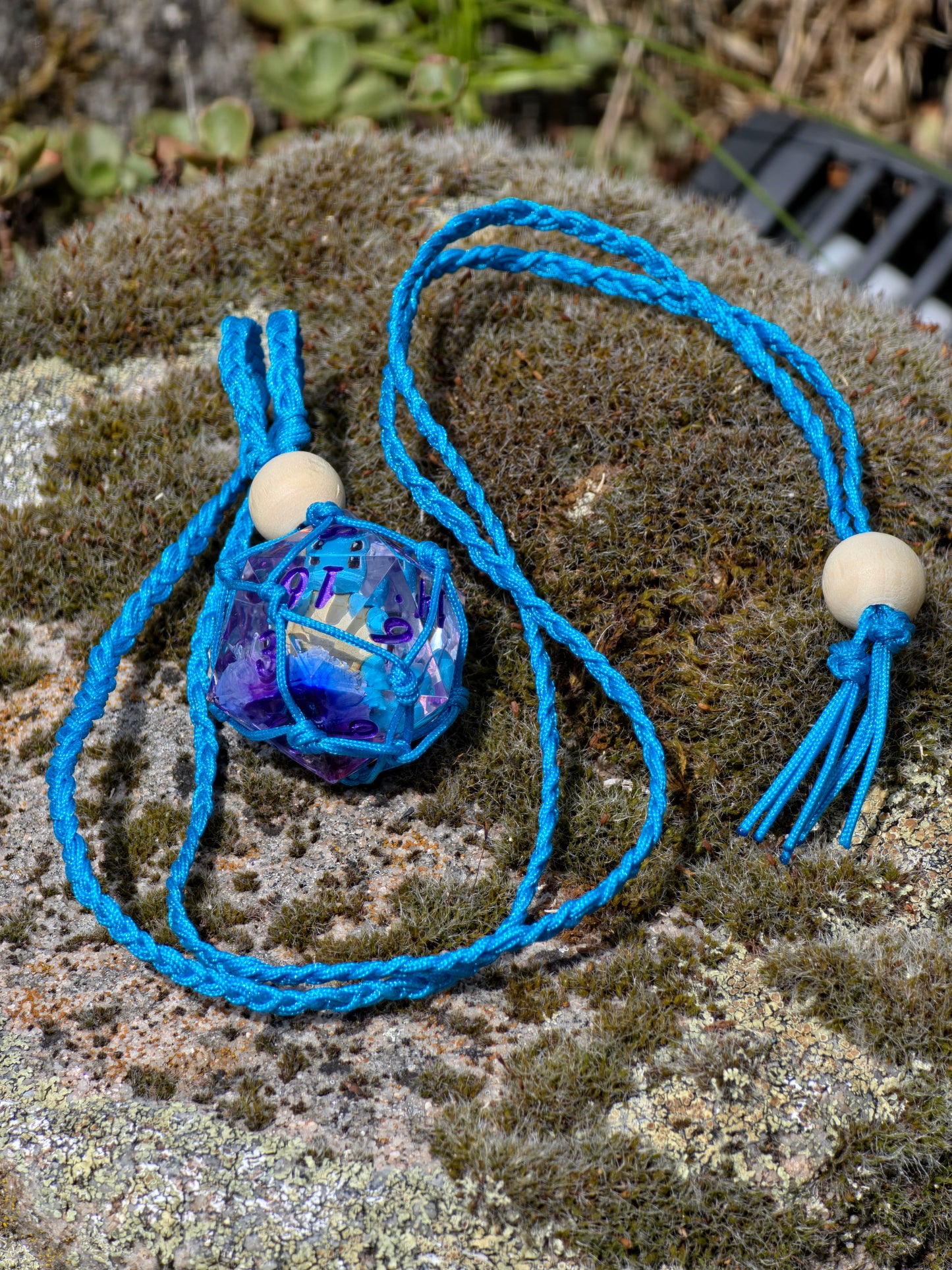 Ocean Weaver – Dice Pendant Würfelhalter für 28 mm D20 – Türkise Dice Necklace | Verstellbarer Dice Holder für Resin Würfel