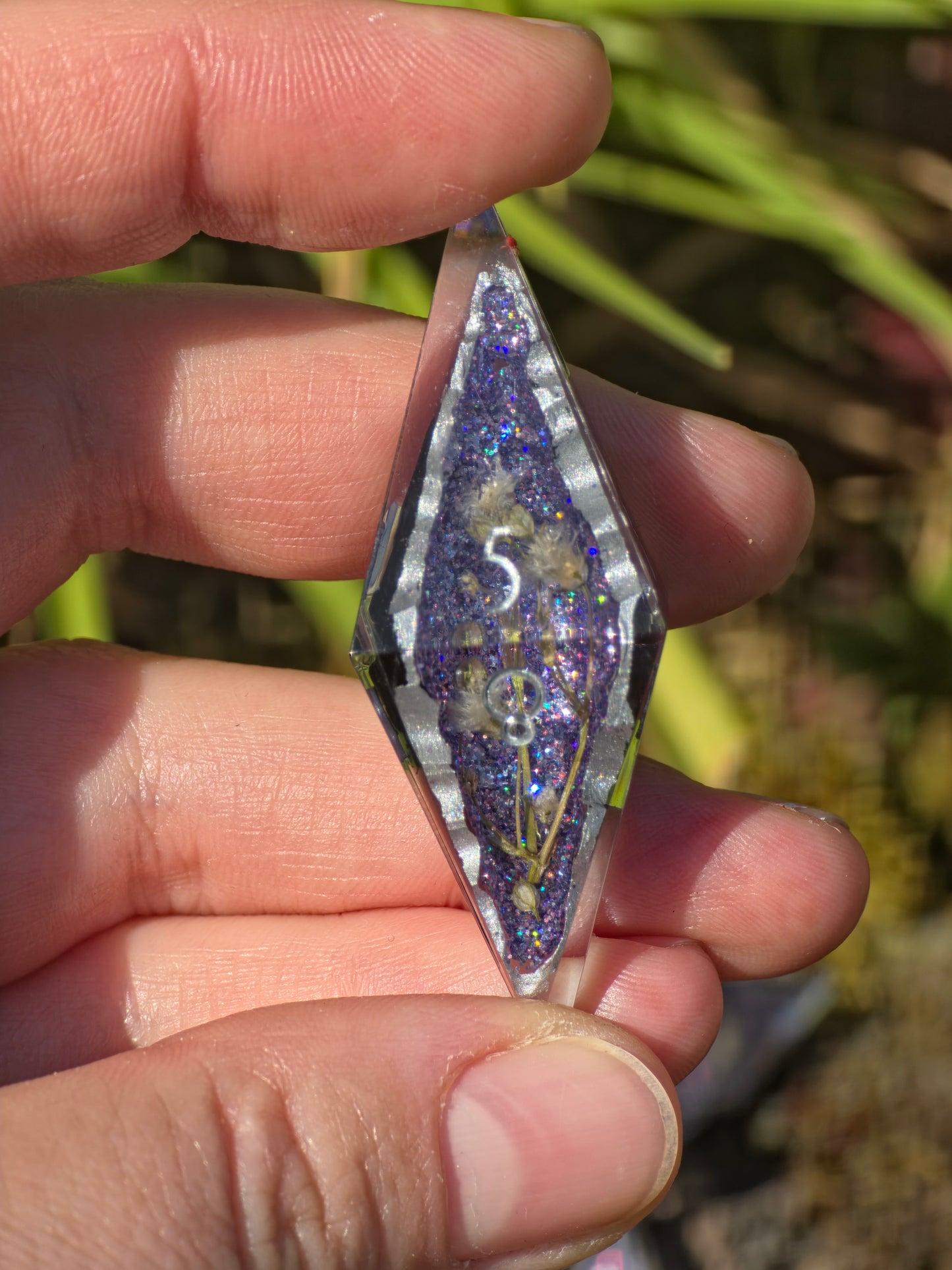 Moonflower Sanctuary Custom Geode Effect Elongated Dice Set mit weißen Blüten – Handgemachte Sharp Edge Resin Würfel mit Kristallkern für DnD (Anne)