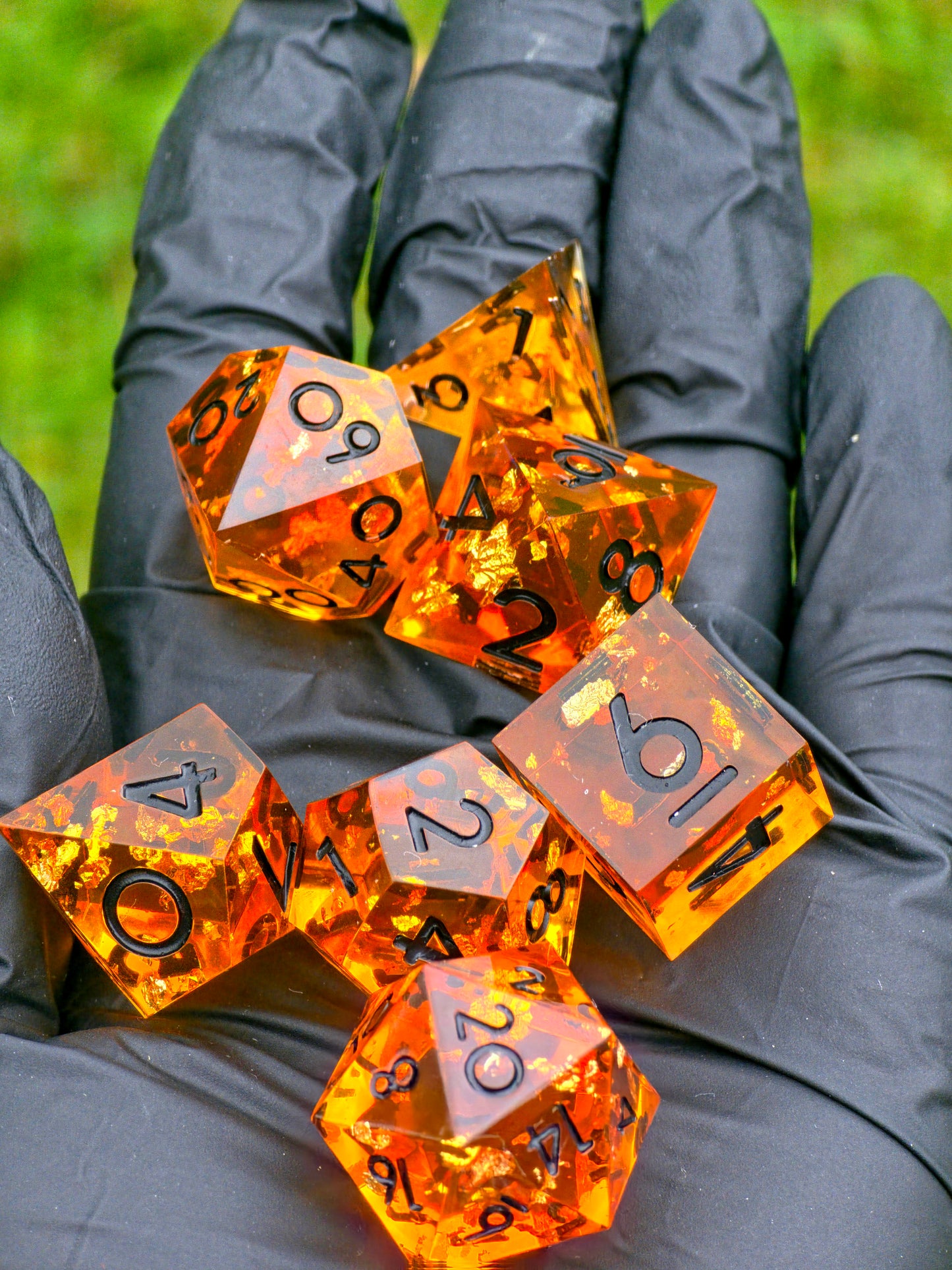 Polyedrisches DnD-Würfelset 7 Stück – Amber Glow Dice Set | Handgemachte Resin Würfel in Gold Orange Transparent mit Bernstein-Stil | TTRPG