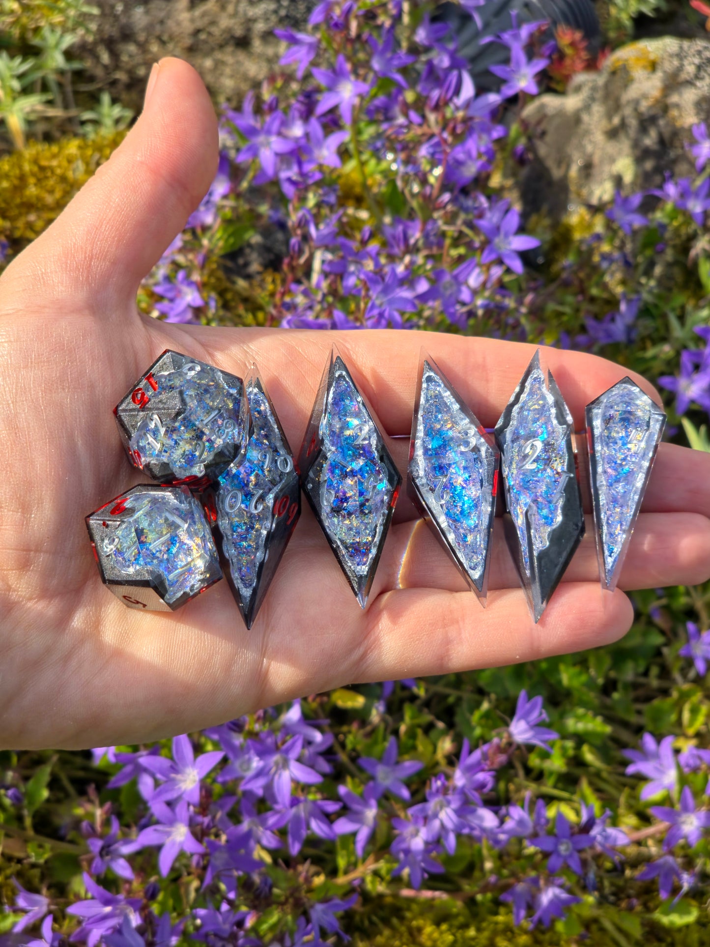 Geode Style Elongated Dice Set – Handgemachte Sharp Edge Würfel mit Opal-Kristallen, Rot-Silber Zahlen, Fantasy DnD Resin Dice (Eléras of Argent)
