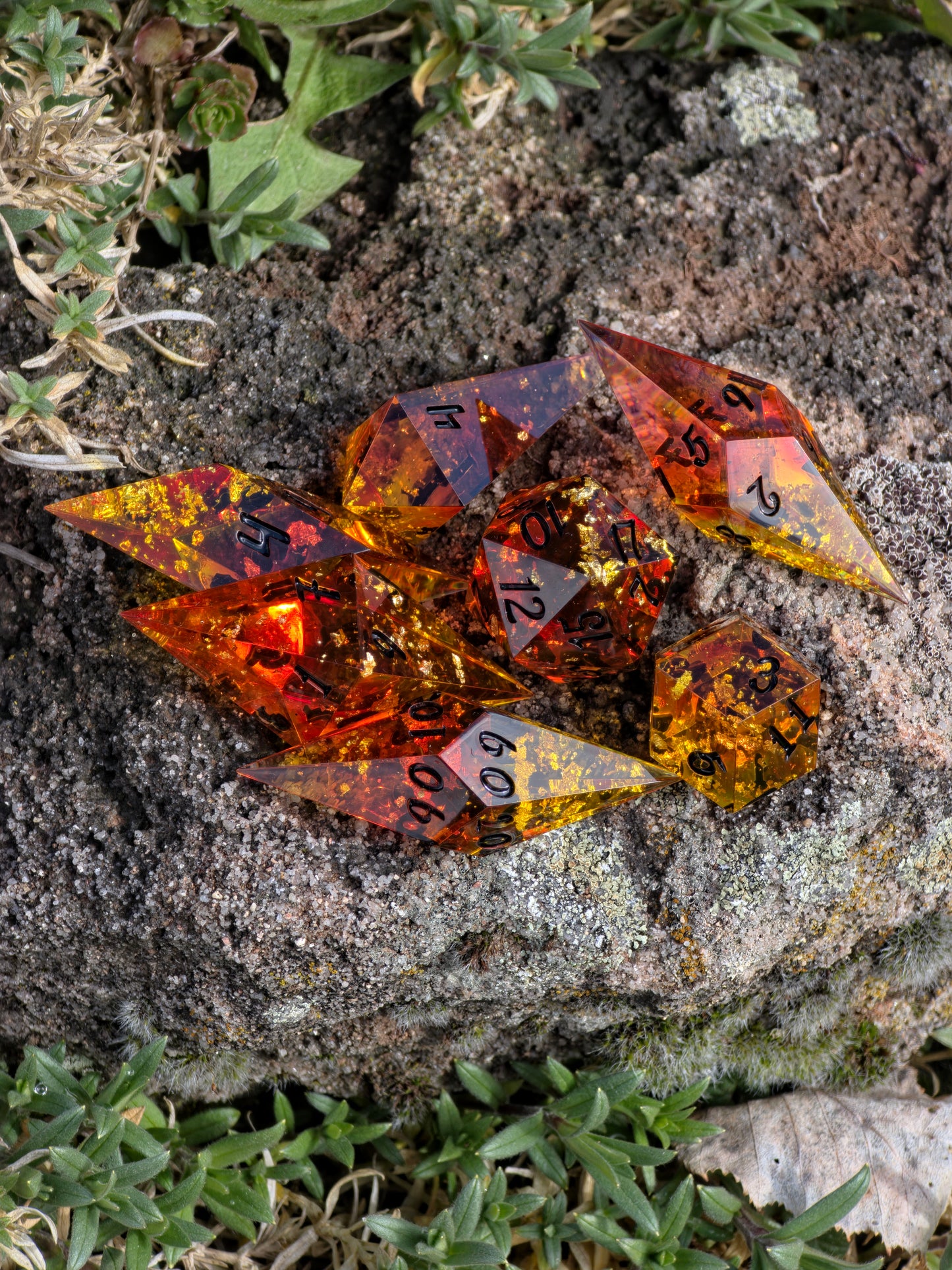 Amber Dice Set “Bernstein Shards” – Elongated Resin Dice with Gold Flakes, Honey Amber Effect, Sharp Edge DnD Dice, Handmade Fantasy TTRPG