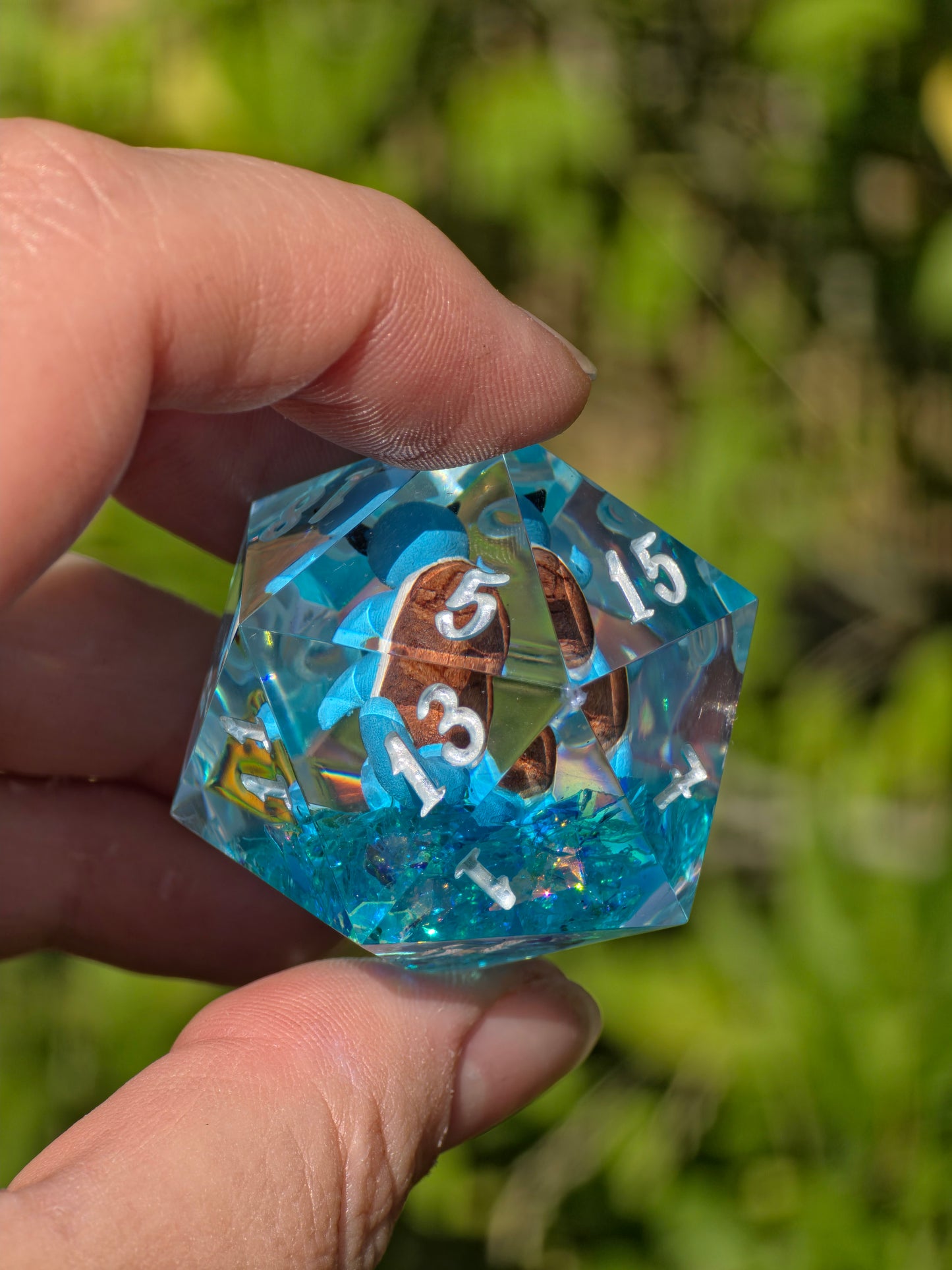 Shiggy – Summer Splash D20 40 mm – Pokémon-inspirierter Resin Würfel mit Sonnenbrille XL DnD Sammlerwürfel