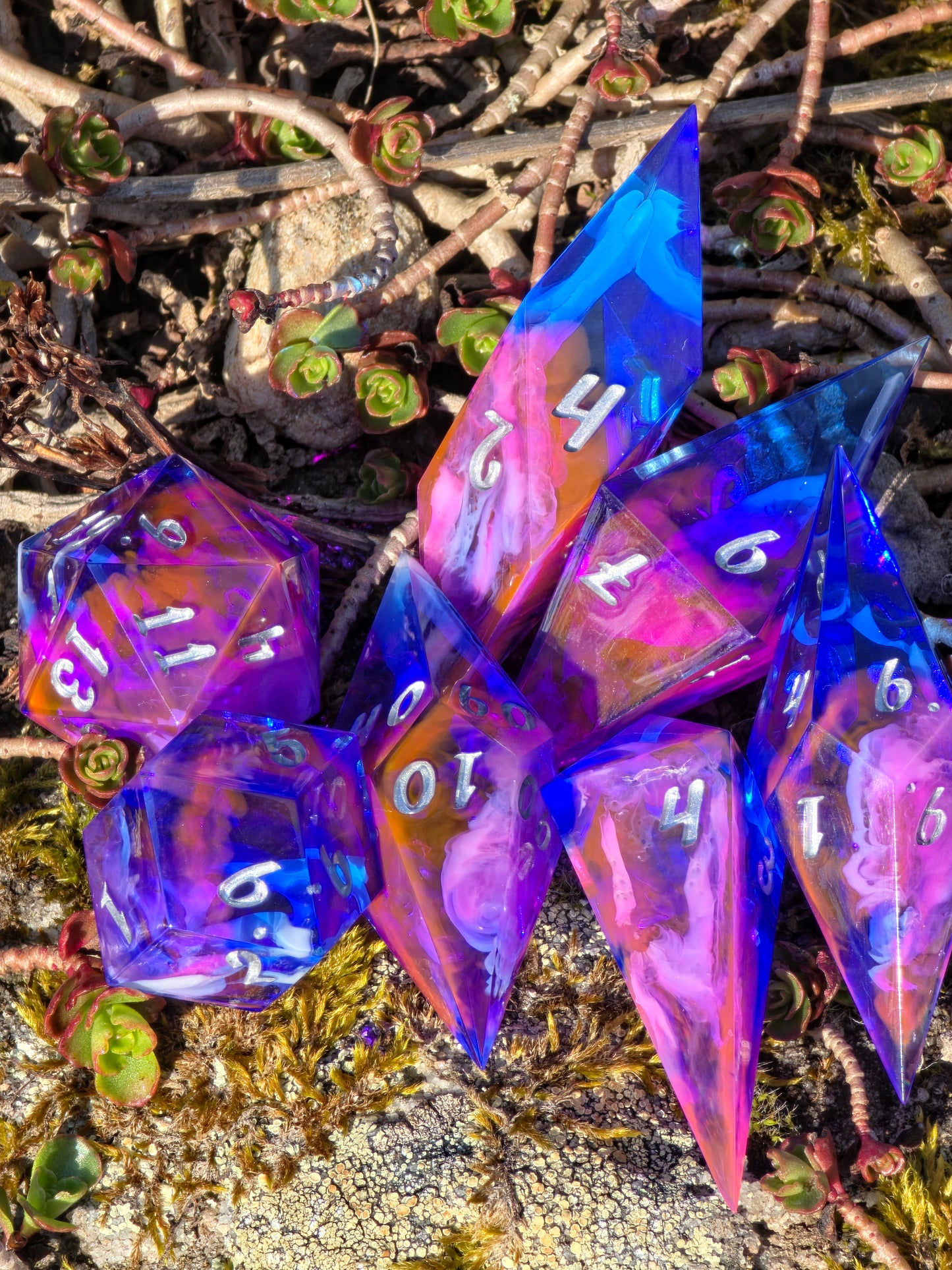 Elongated Dice Set „Neon Nebula“ – 7er Resin Würfelset mit Pink Blau Cloud Effekt, Sharp Edge DnD Dice, Fantasy TTRPG Würfel, Handmade Dice