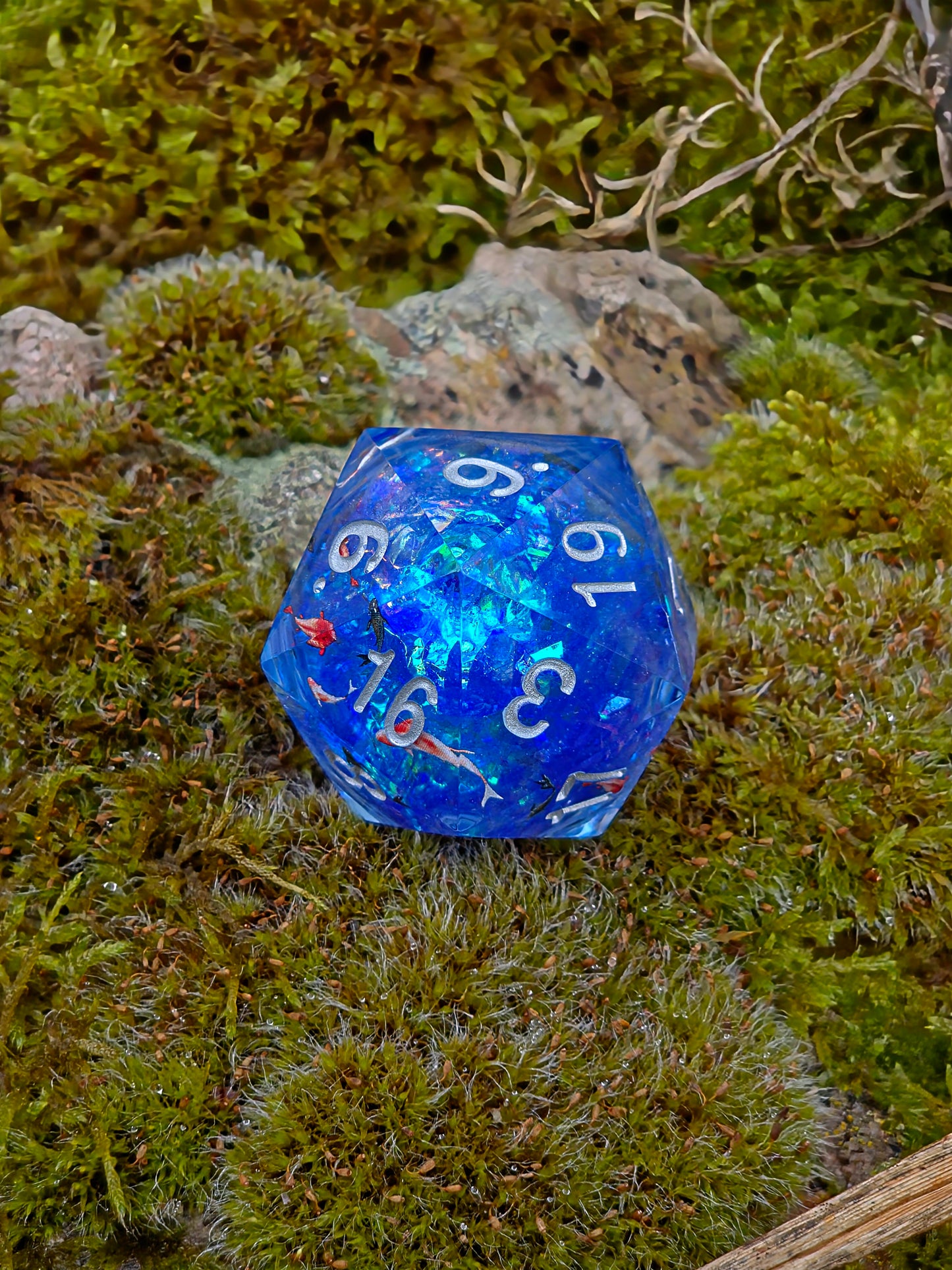 Chonk Polyedrischer D20 Würfel 35mm – Liquid Core mit Koi Fischen im See/Teich – Handgemachter Resin Würfel für DnD, TTRPG & Sammler