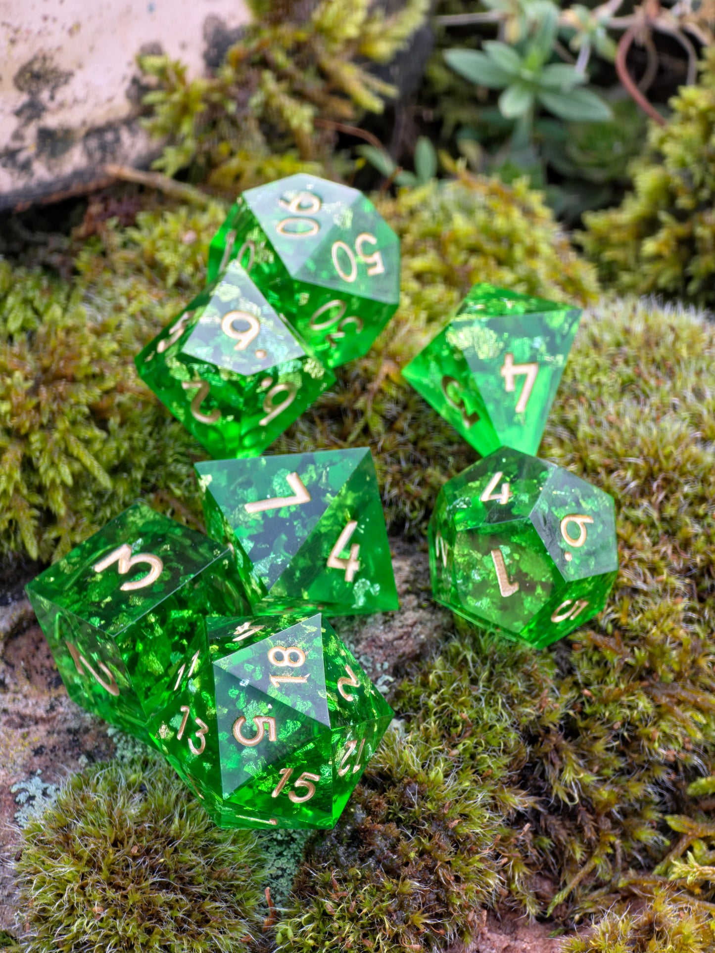 Polyedrisches DnD Würfelset Smaragdgrün – Handgemachte Resinwürfel mit Goldflocken | DnD Pen and Paper TTRPG | Edelstein Effekt Set