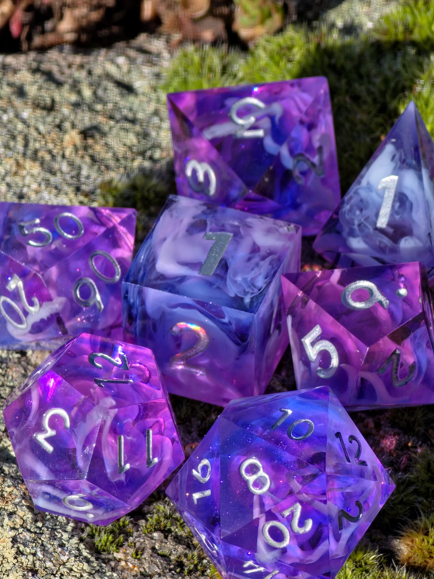Polyedrisches Würfelset „Violet Cloud Nebula“ – Handgemachte Resinwürfel rosa-lila mit Nebel Effekt | DnD Dice Set TTRPG