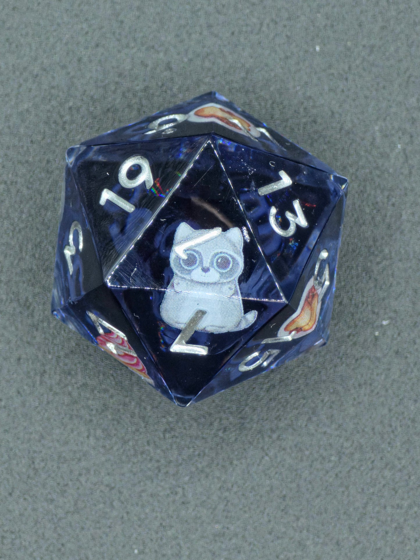 Polyedrischer Einzelner D20 „Cookie Cats“ – Handgemachter Resinwürfel Standardgröße mit süßen Katzen, Waschbär, Cupcake & Cookies | DnD Dice Pen and Paper | Kawaii Würfel