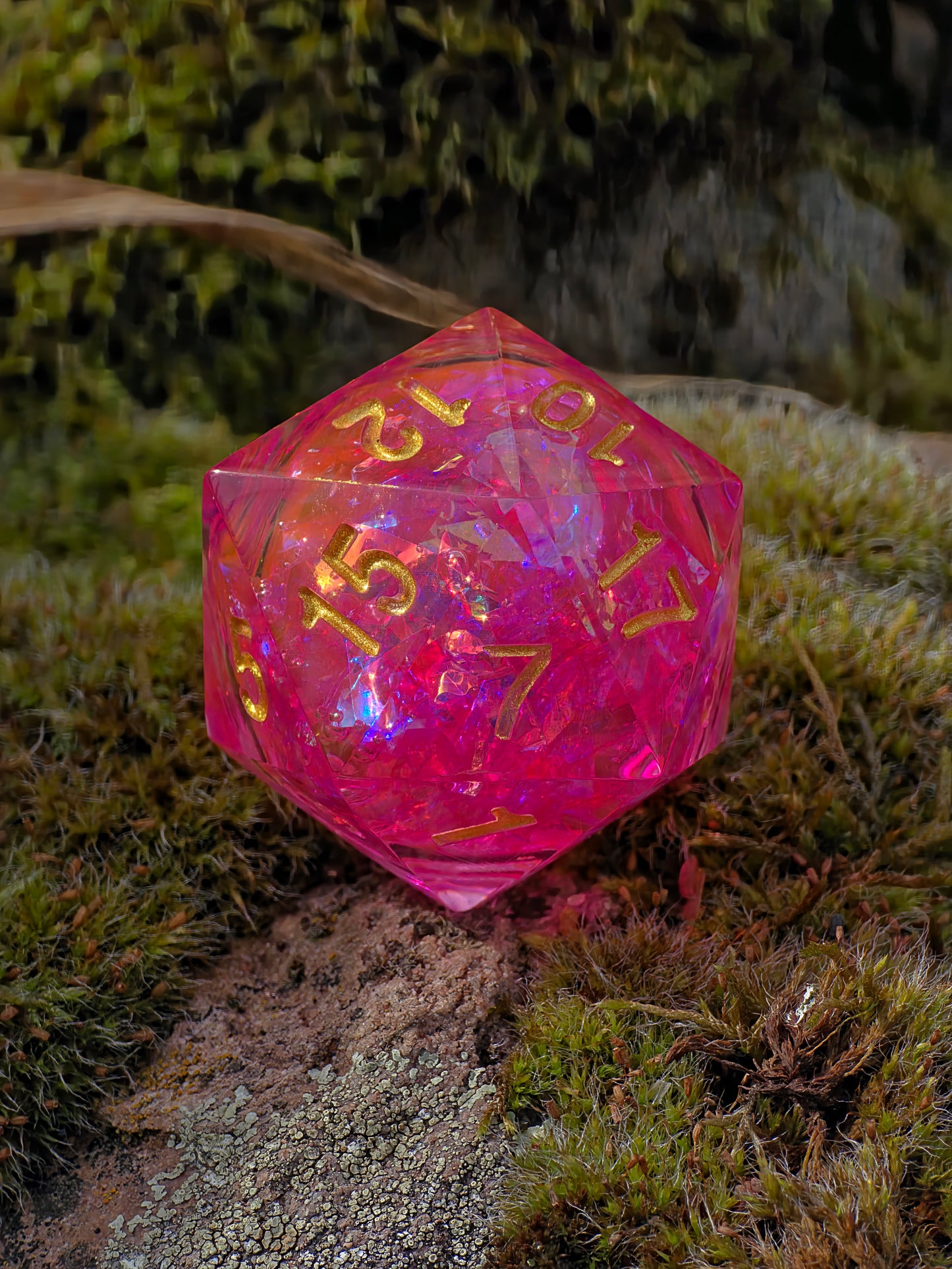 Polyedrischer Liquid Core D20 Würfel 35mm – Pink Gold Chonk Würfel – Handgemachter Resin W20 für DnD, TTRPG Glitzer Diamant