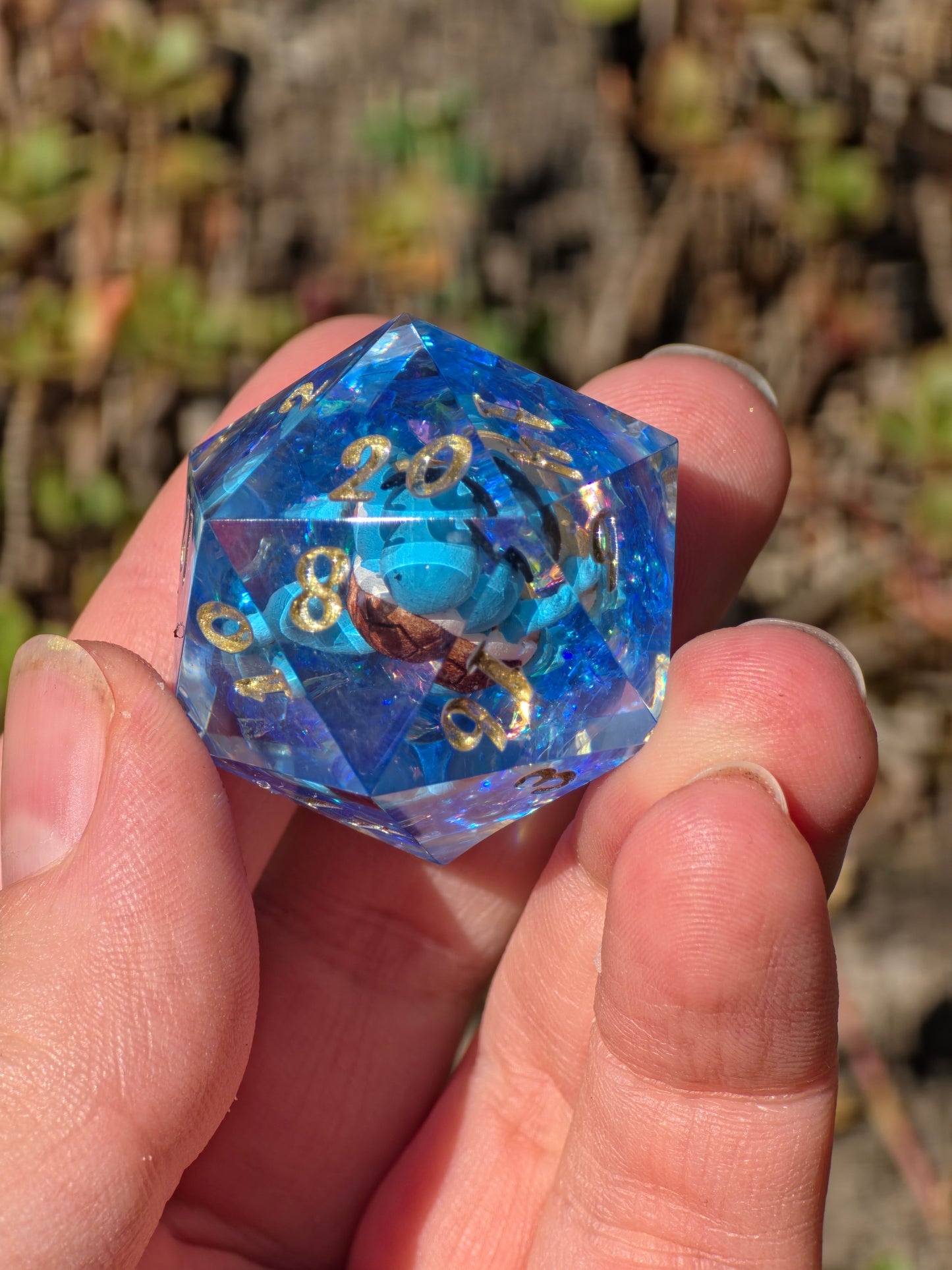 Shiggy – Summer Galaxy D20 35 mm – Pokémon-inspirierter Resin Würfel mit Sonnenbrille | Galaxy Design | Handgefertigter DnD Würfel