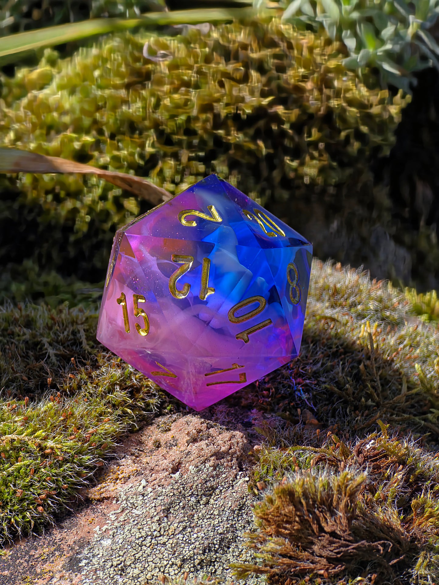 Polyedrischer Nebula Cloud D20 Würfel 35mm – L Format Chonk Dice | Handgemachter RPG Würfel in Blau & Violett, Galaxy Dice,dnd