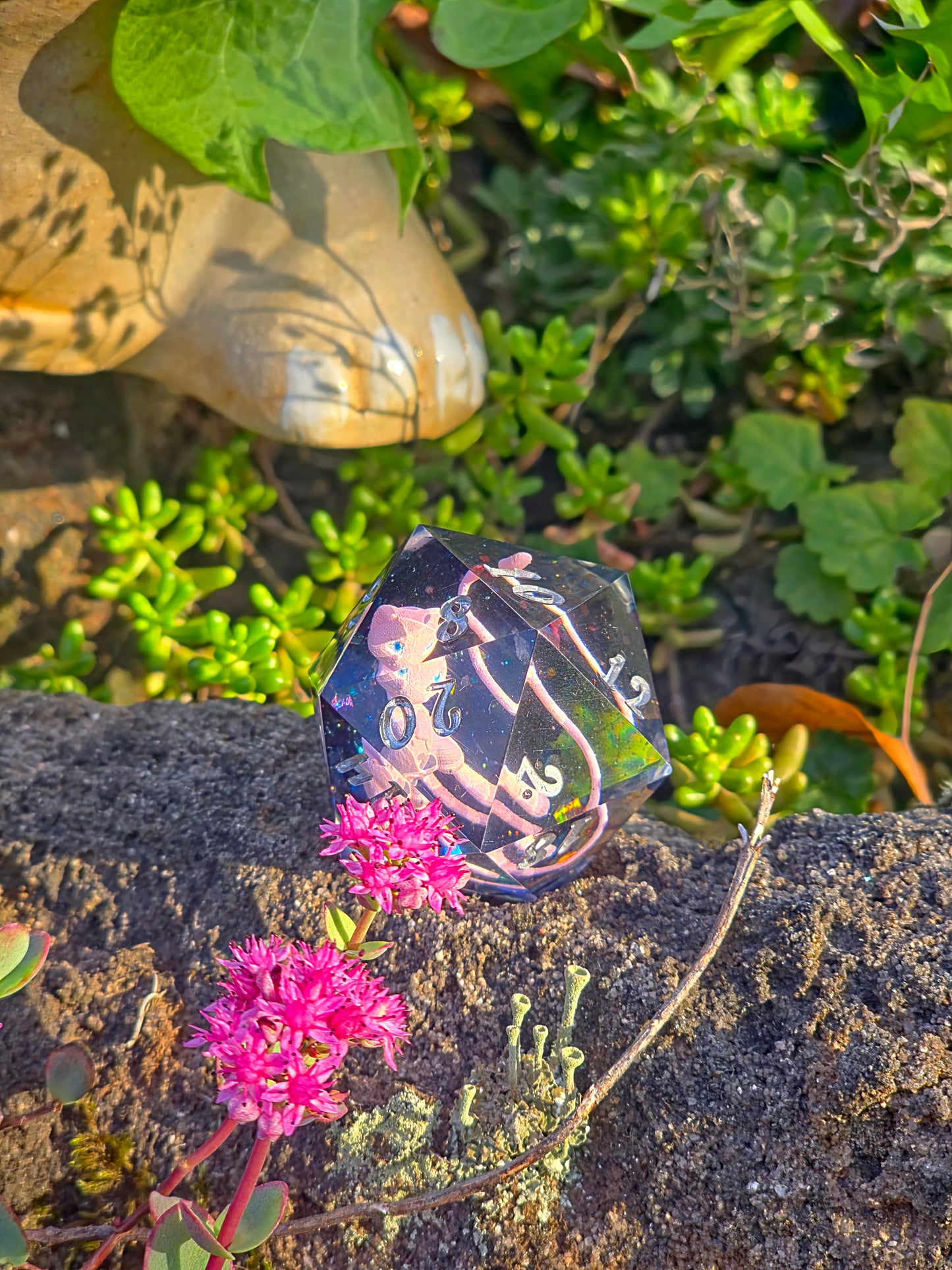 Mew – Psychic Galaxy D20 40 mm – Pokemon inspirierter Resin Würfel | Rosa Mew Miniatur, Galaxy Design & Metallic Silber