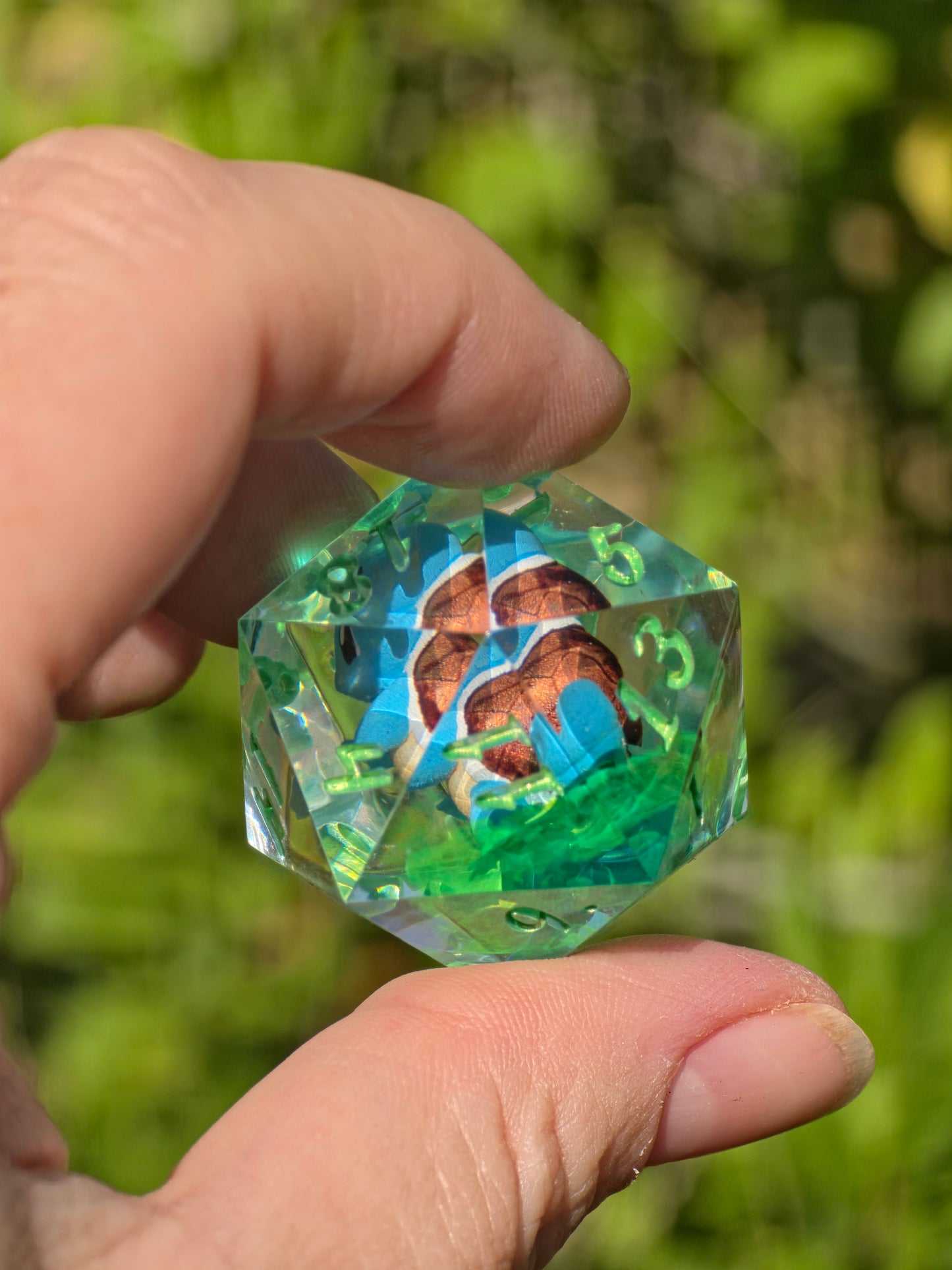 Shiggy – Toxic Lagoon D20 35 mm – Pokémon-inspirierter Resin Würfel in Neon Acid Green | Handgefertigter Chonk DnD Würfel