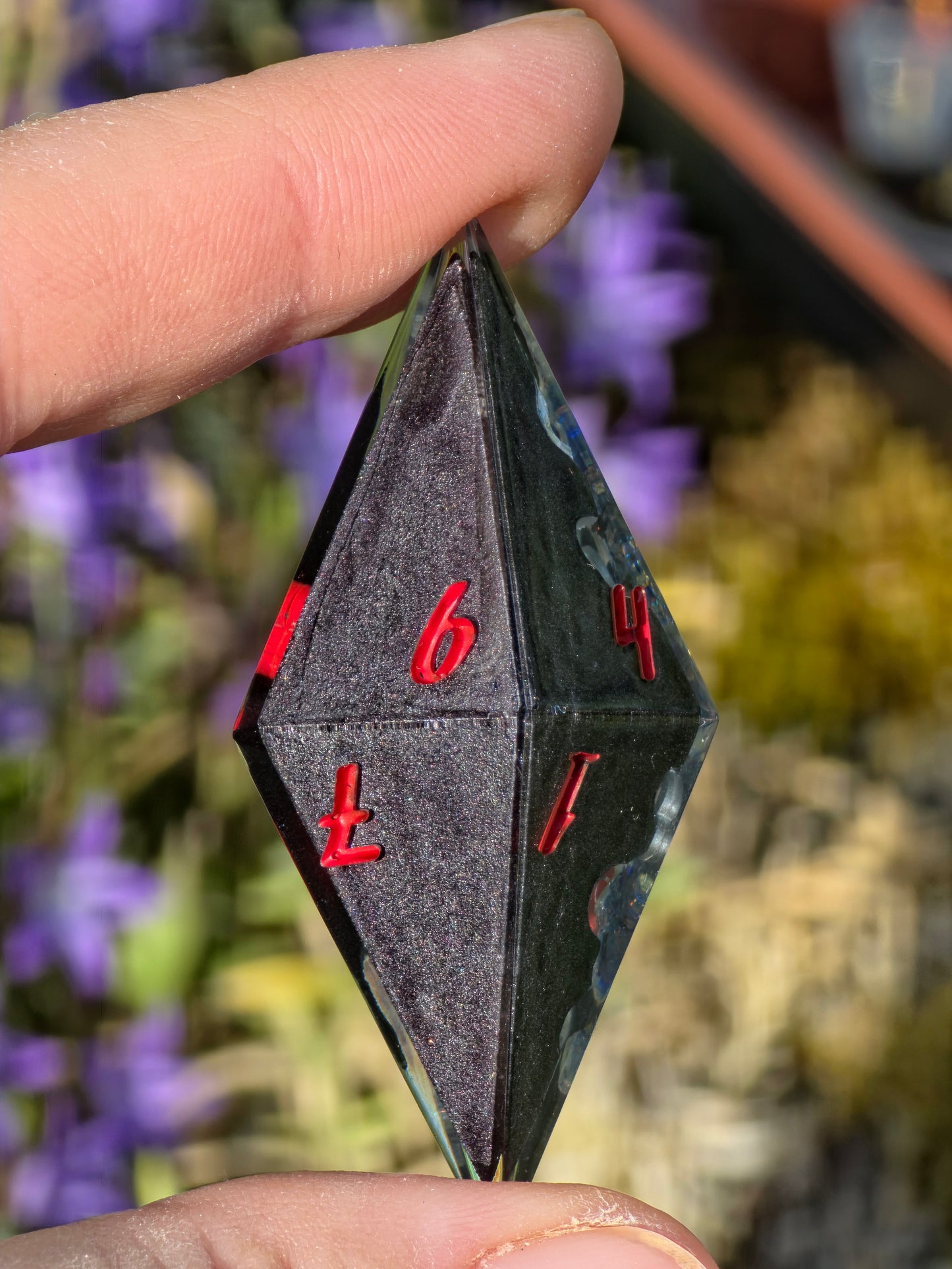 Geode Style Elongated Dice Set – Handgemachte Sharp Edge Würfel mit Opal-Kristallen, Rot-Silber Zahlen, Fantasy DnD Resin Dice (Eléras of Argent)