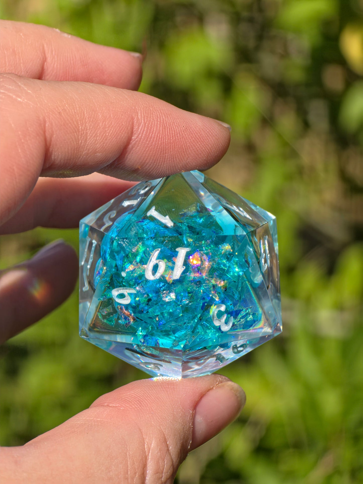 Shiggy – Summer Splash D20 40 mm – Pokémon-inspirierter Resin Würfel mit Sonnenbrille XL DnD Sammlerwürfel