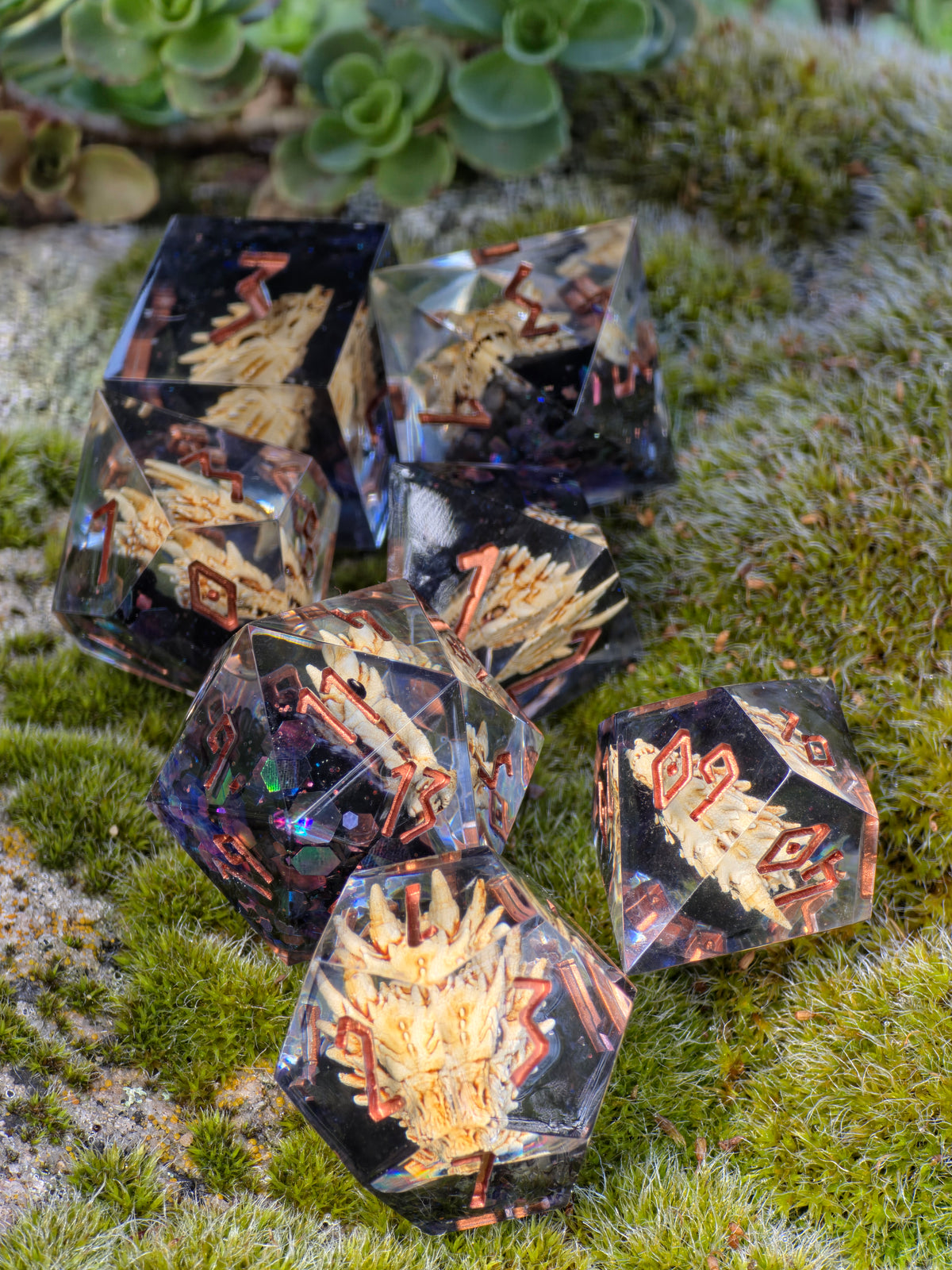 Dragon's Legacy – Ancient Skulls Drachen Schädel Würfelset – 7-teiliges DnD Resin Dice Set | Dragon Skull Dice mit Kupfer Zahlen | Handmade Fantasy Würfel