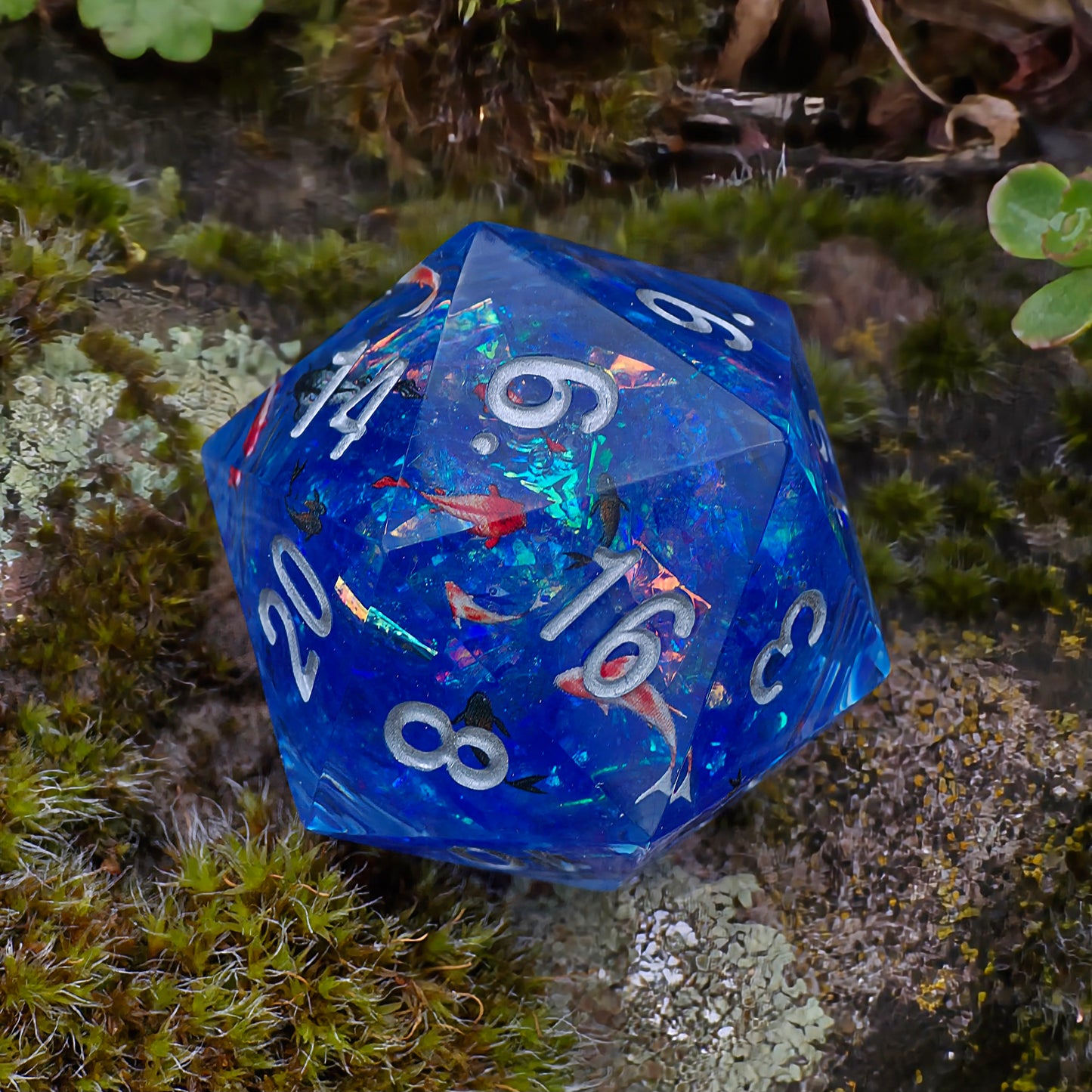 Chonk Polyedrischer D20 Würfel 35mm – Liquid Core mit Koi Fischen im See/Teich – Handgemachter Resin Würfel für DnD, TTRPG & Sammler